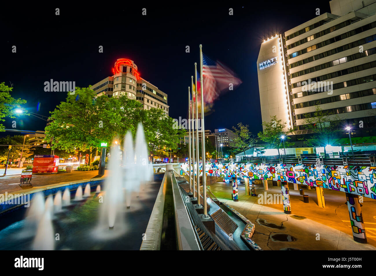 Brunnen und modernen Gebäuden in der Nacht, in der Innenstadt von Bethesda, Maryland. Stockfoto