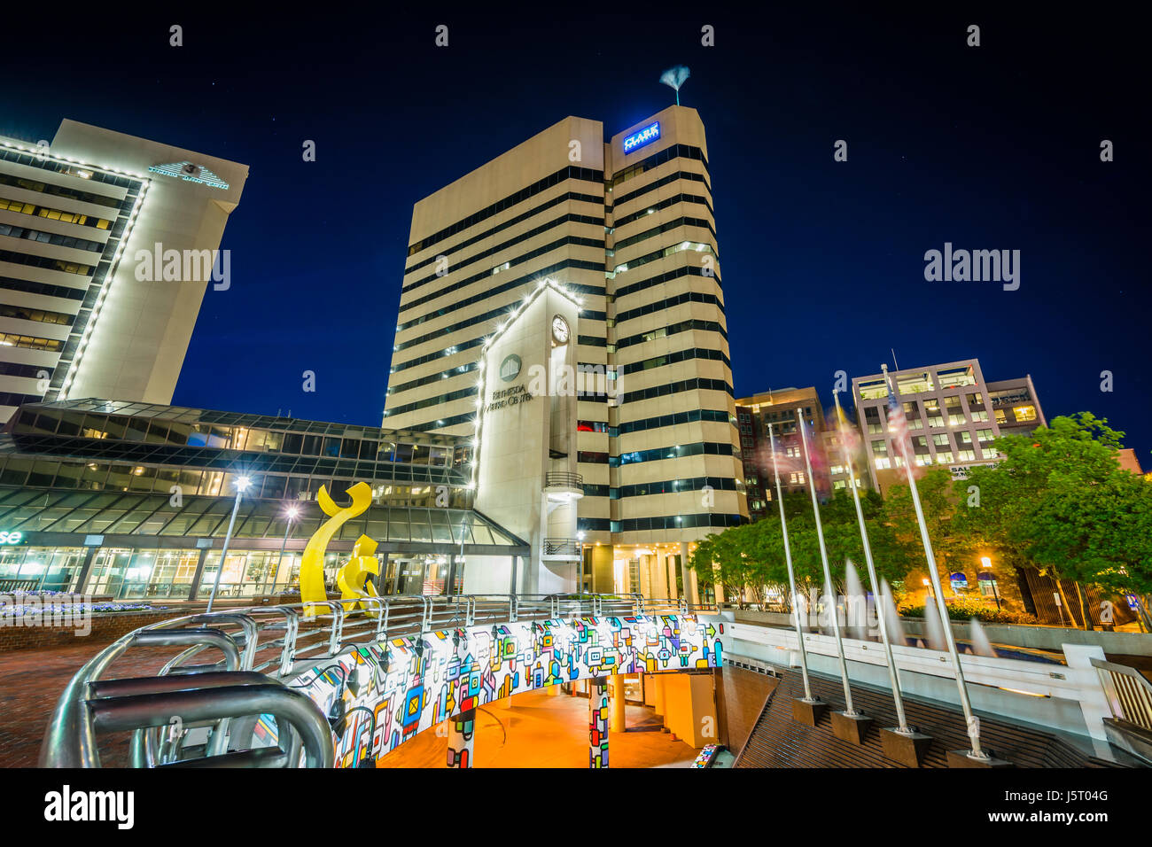 Moderne Gebäude und u-Bahnstation in der Nacht, in der Innenstadt von Bethesda, Maryland. Stockfoto