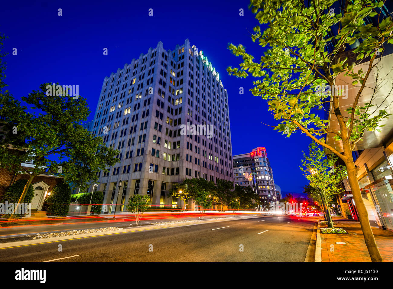 Wisconsin Avenue in der Nacht, in der Innenstadt von Bethesda, Maryland. Stockfoto
