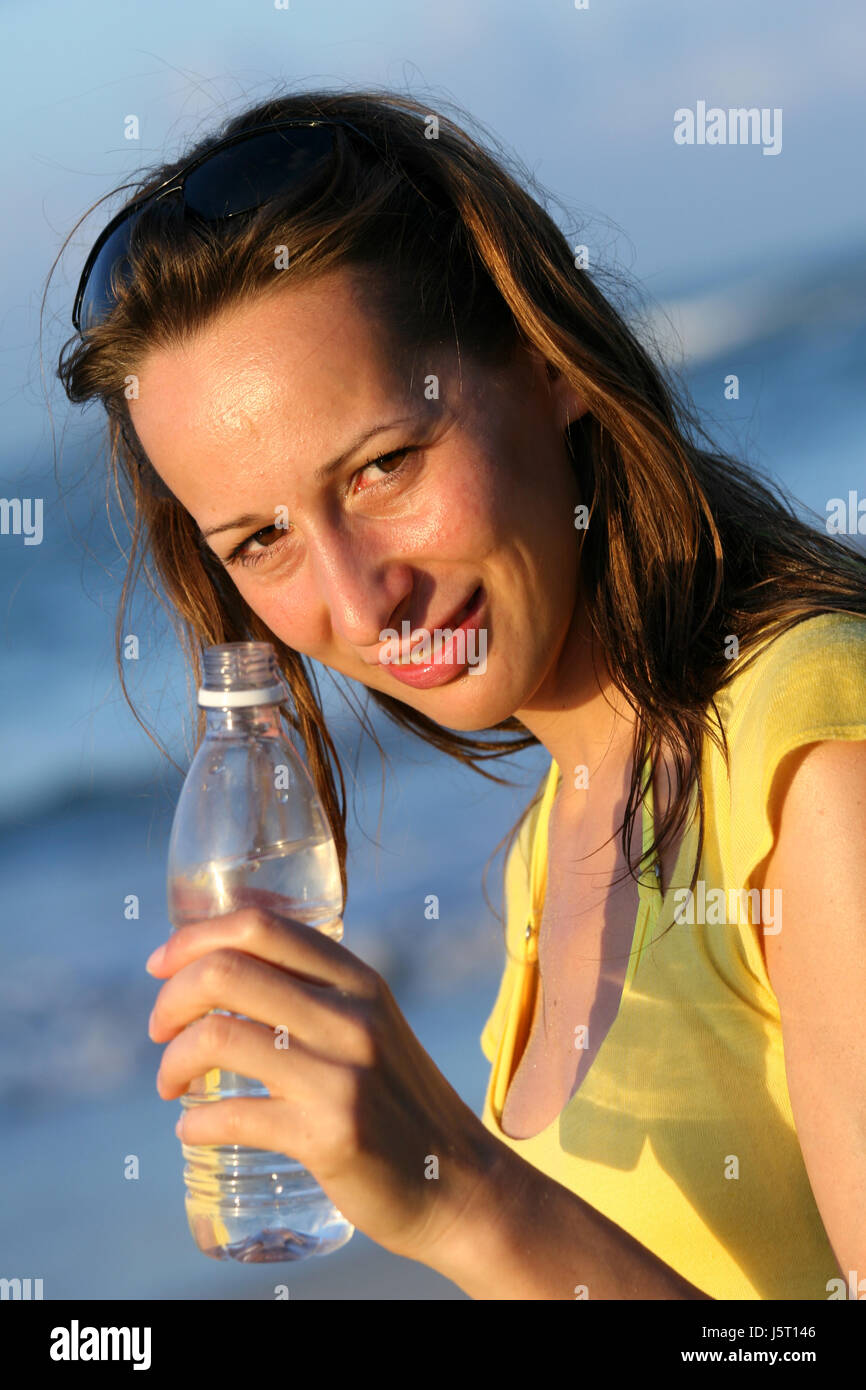 Flasche Wasser in der hand Stockfoto