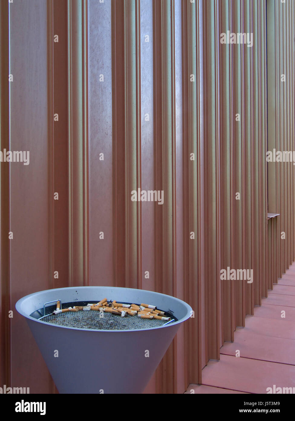 Zigaretten Fassade Tabak Raucher Hauch Rauch Rauchen Standascher ascher Stockfoto