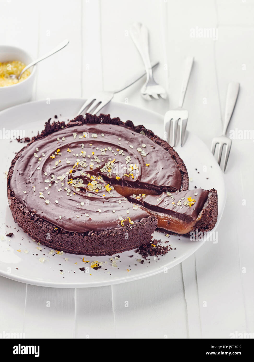 Schoko-Karamell-Tarte mit Orangensalz Stockfoto
