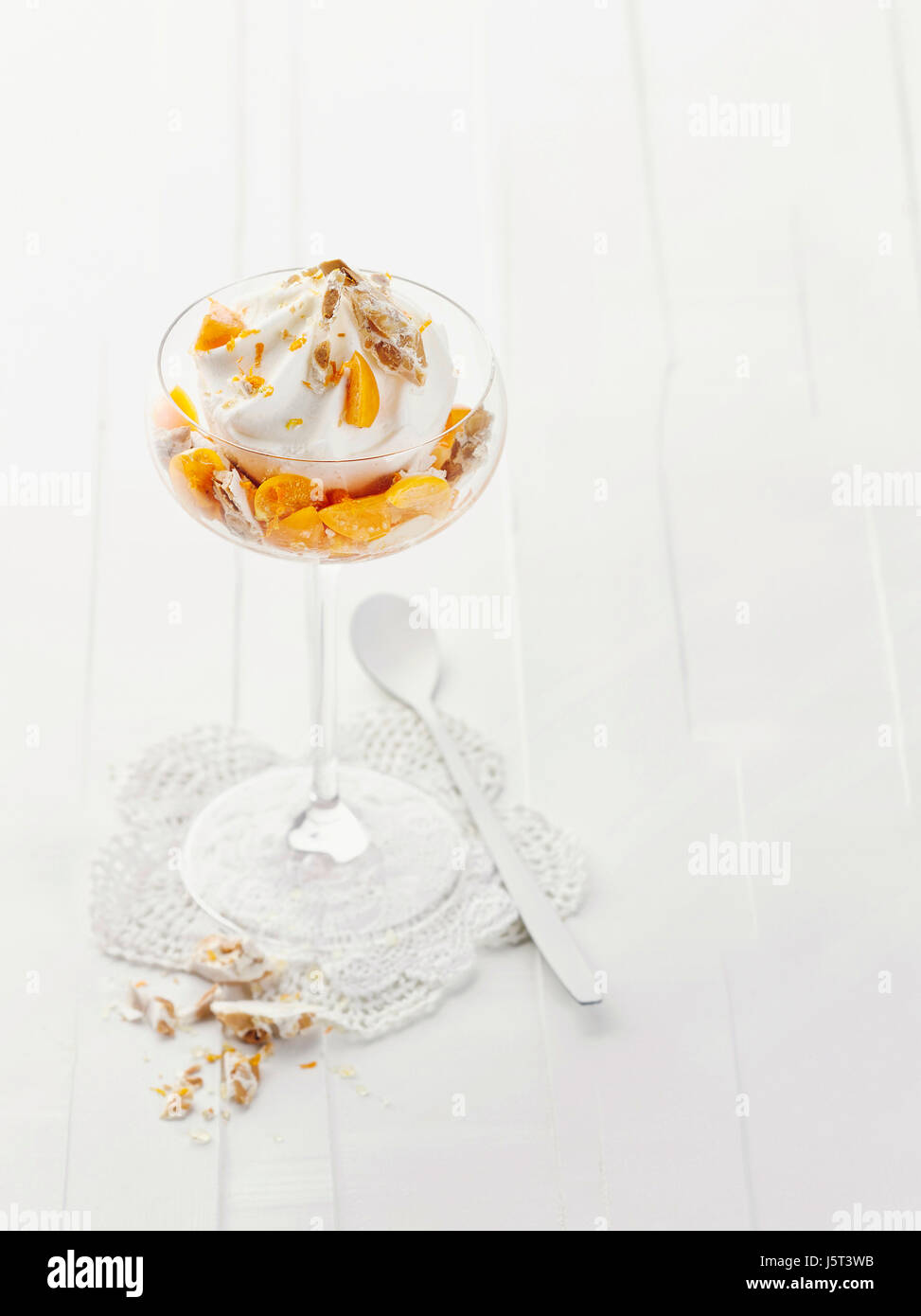 Frozen Joghurt mit Orangensalz Stockfoto