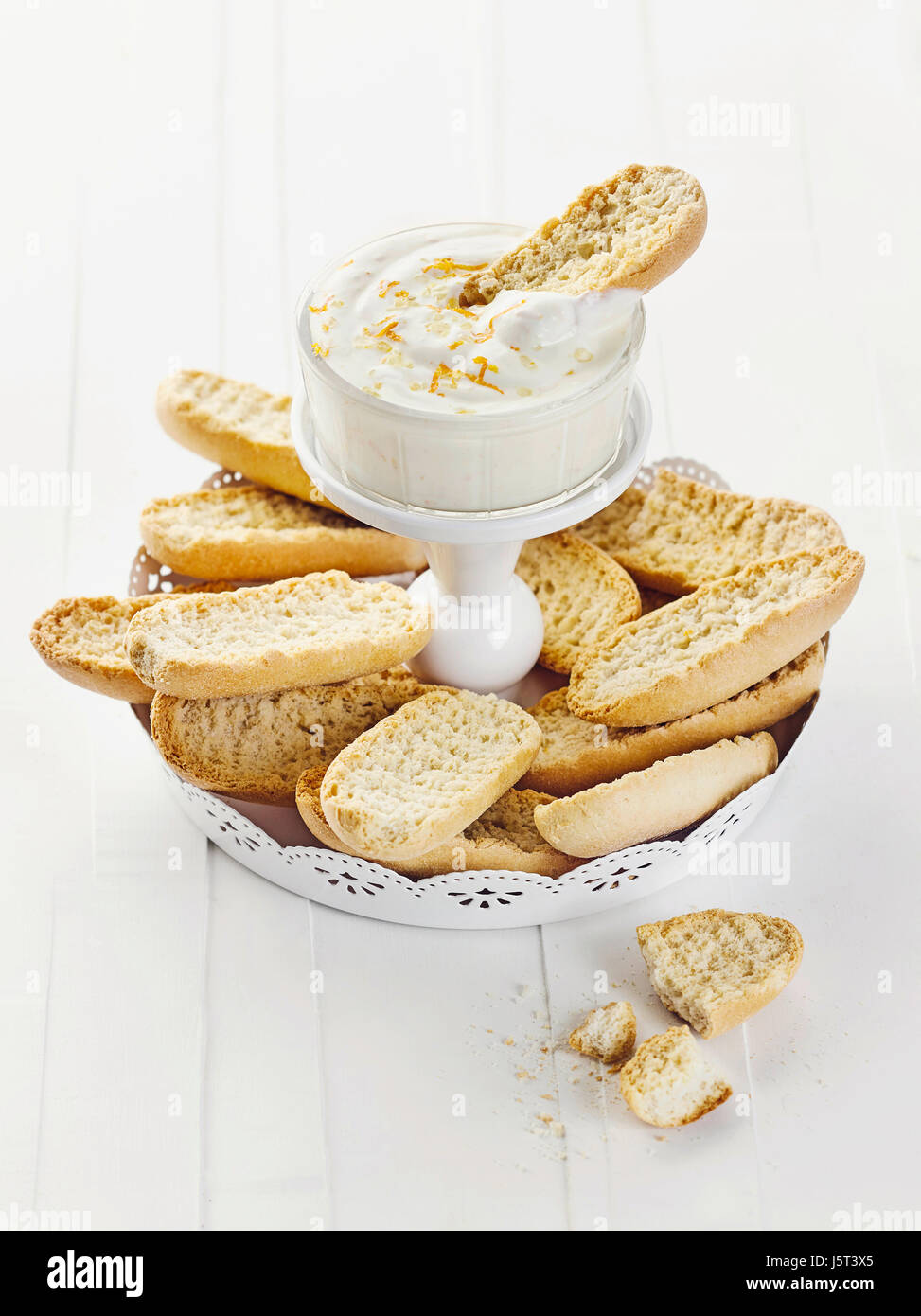 Frischkäse-Dip mit Orangensalz Stockfoto