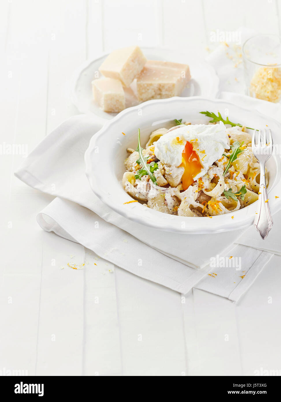 Haselnuss-Pasta mit Orangensalz Stockfoto