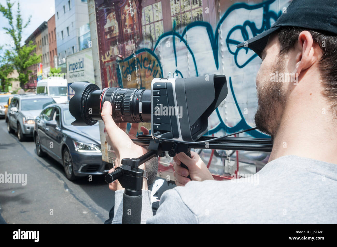Ein Videofilmer verwendet eine Blackmagic Kamera in New York auf Dienstag, 16. Mai 2017. (© Richard B. Levine) Stockfoto