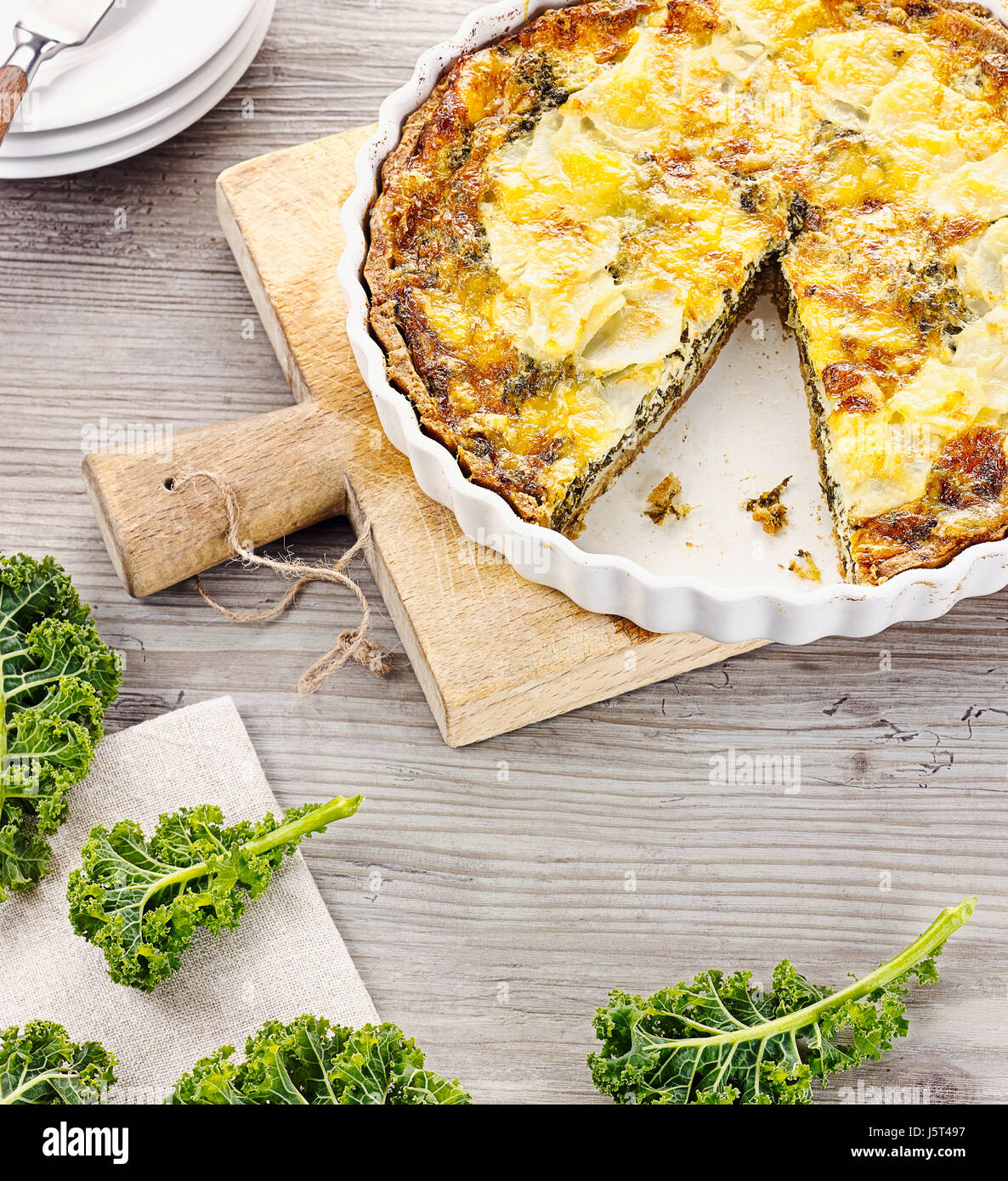 Quiche mit Grünkohl und Jerusalem Artischocken Stockfoto