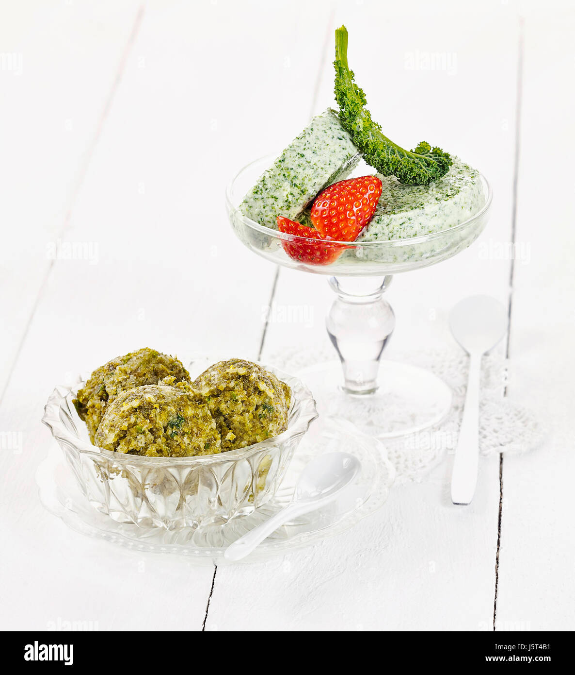 Vanille-Kale-Sorbet und Grünkohl-Apfel-Sorbet mit Minze Stockfoto