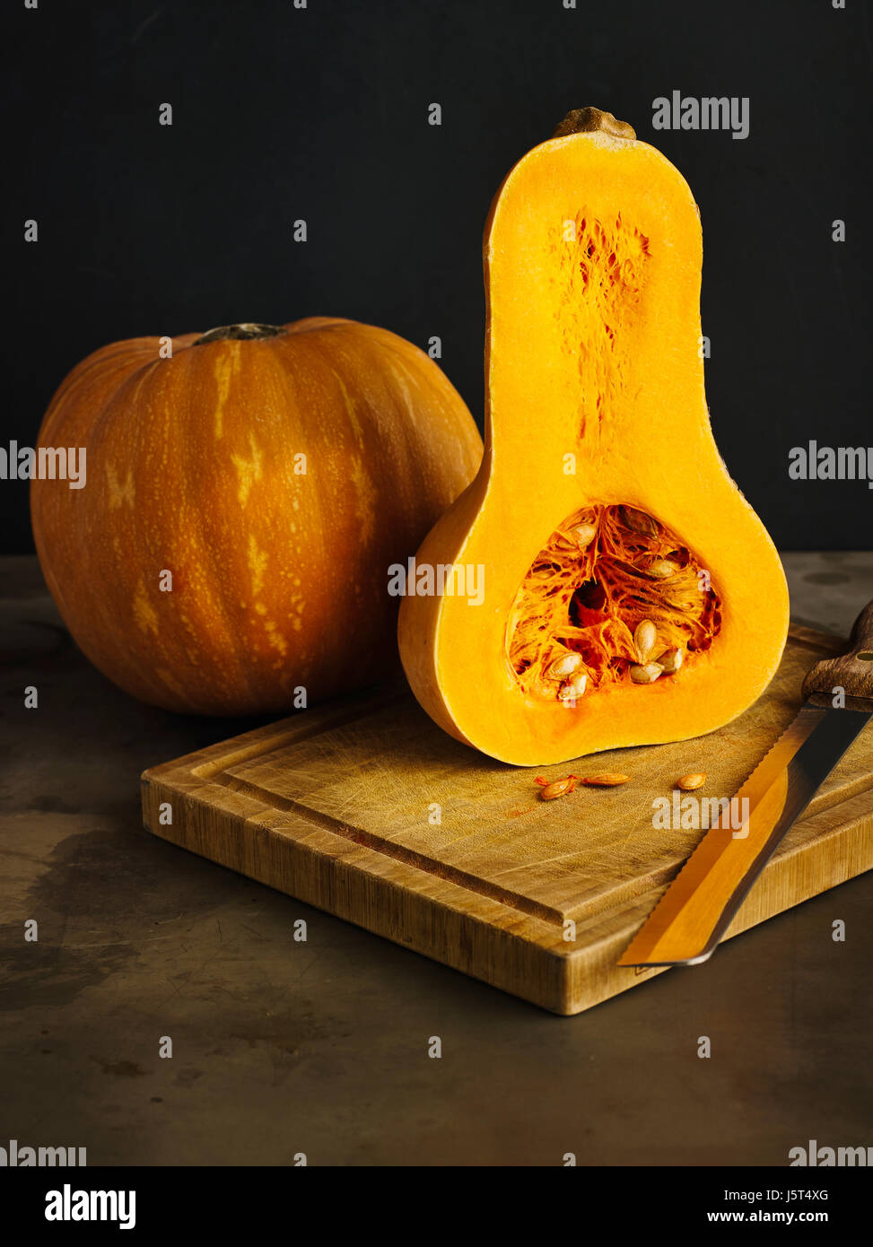 Muskat Kürbis und Halfed Butternut Kürbis auf einem Holzbrett Stockfoto