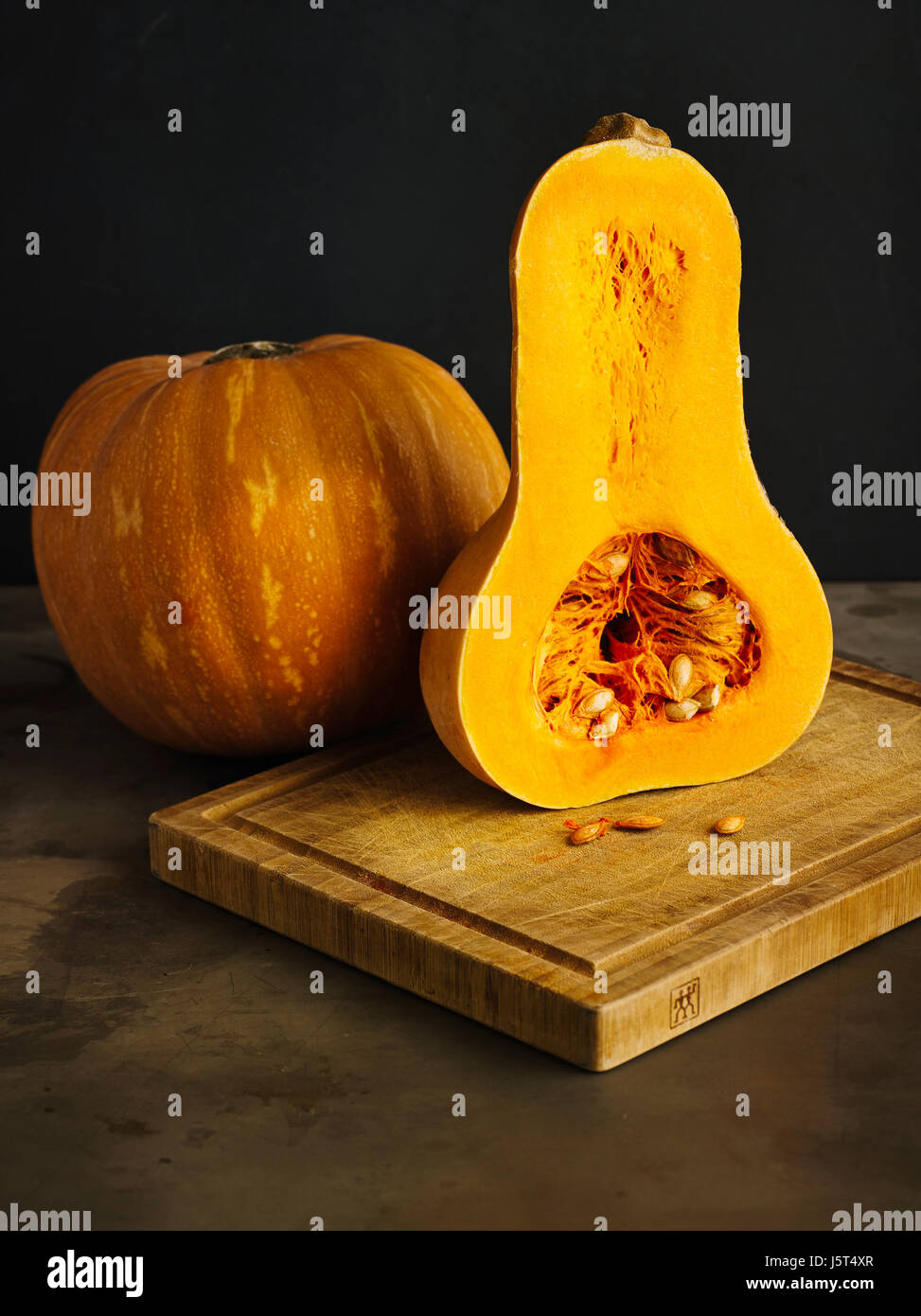 Muskat Kürbis und Halfed Butternut Kürbis auf einem Holzbrett Stockfoto