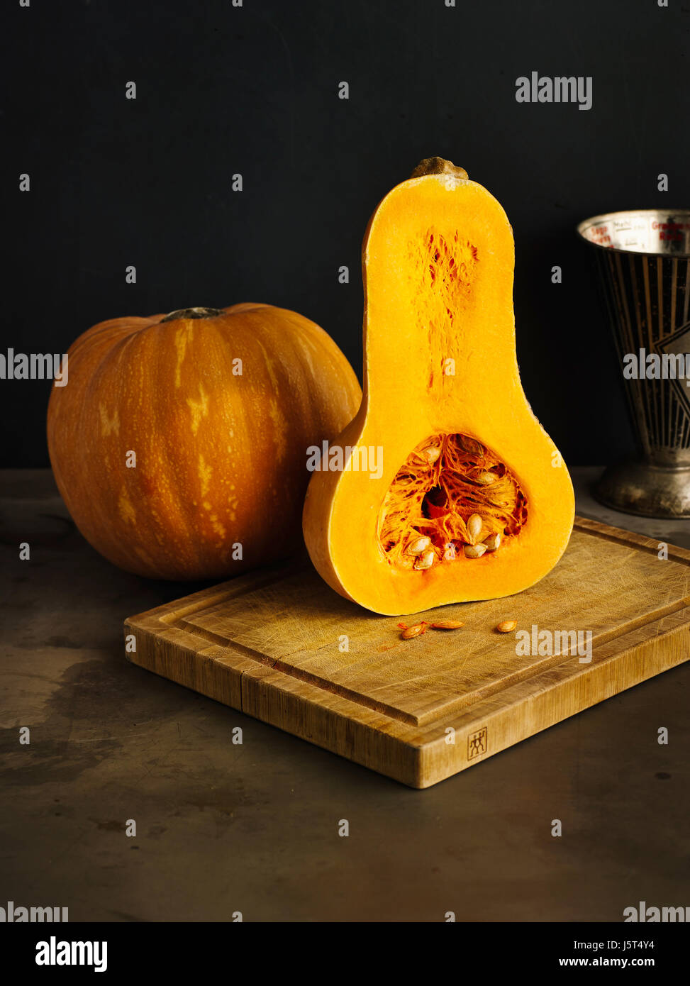 Muskat Kürbis und Halfed Butternut Kürbis auf einem Holzbrett Stockfoto