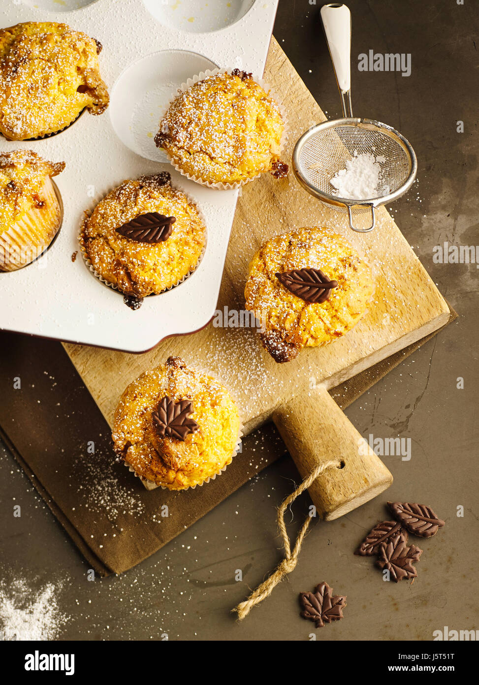 Kürbis-Muffins mit weißer Schokolade Stockfoto