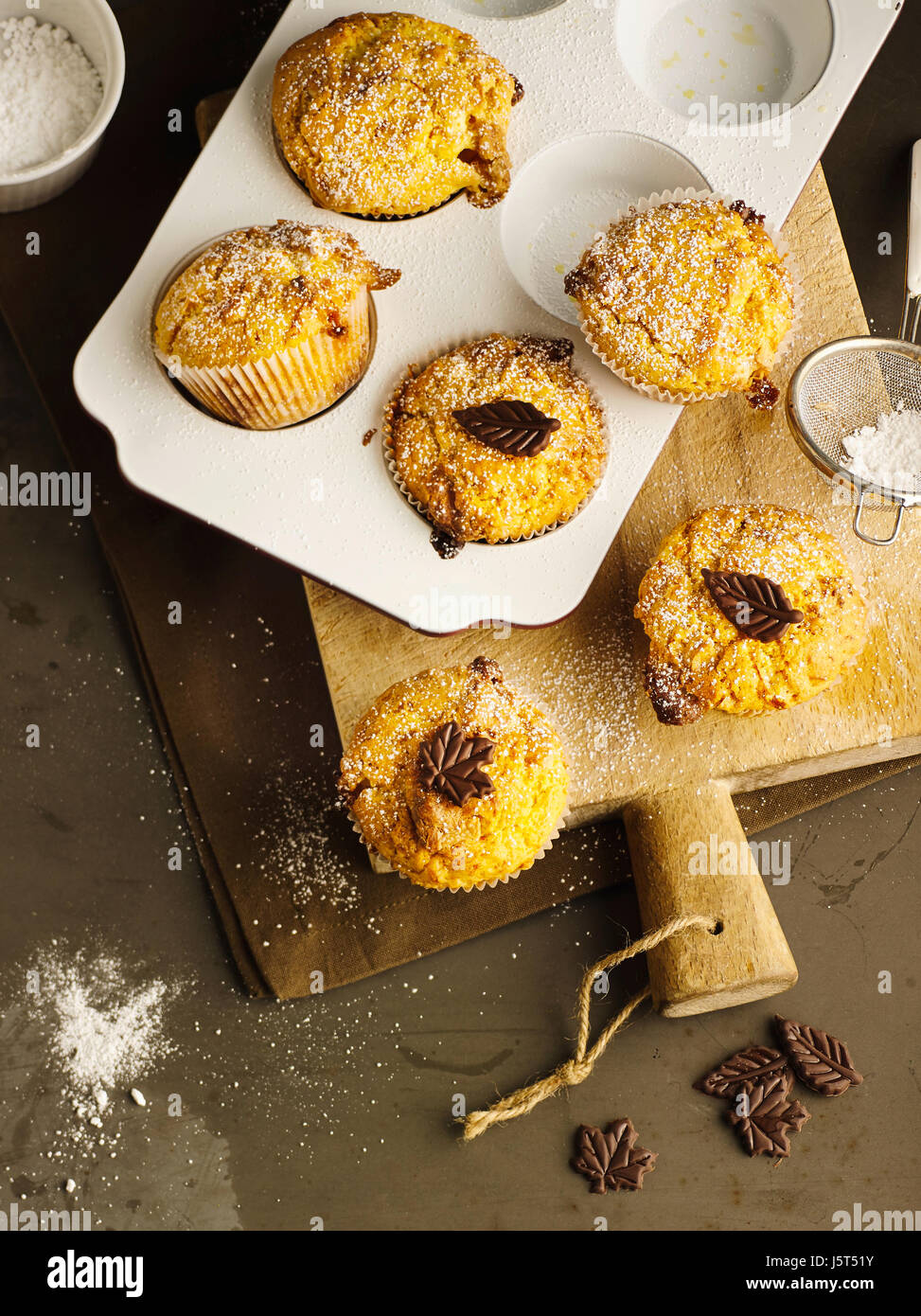 Kürbis-Muffins mit weißer Schokolade Stockfoto