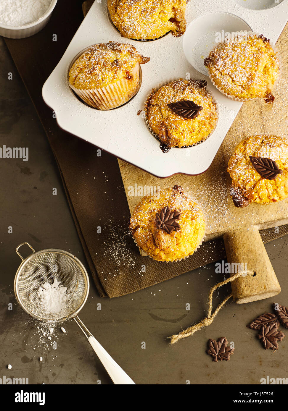 Kürbis-Muffins mit weißer Schokolade Stockfoto