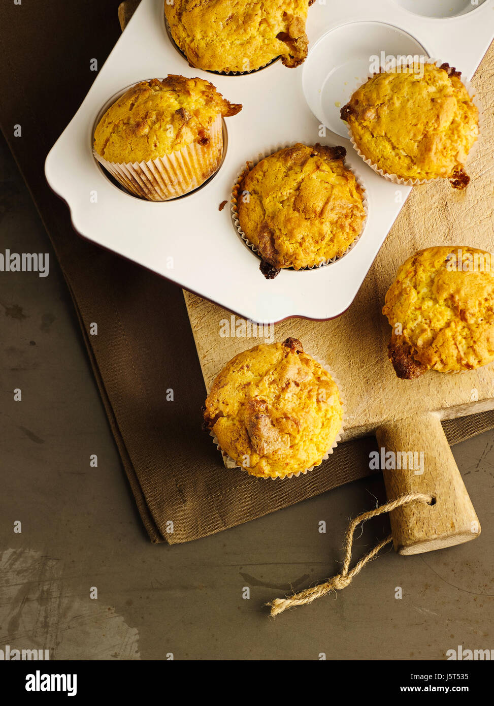 Kürbis-Muffins mit weißer Schokolade Stockfoto