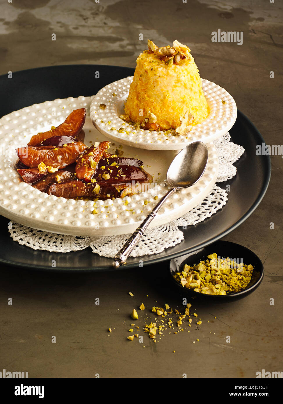 Kürbis-Parfait mit Pflaumen, karamellisierten Walnüssen und Pistazien Stockfoto