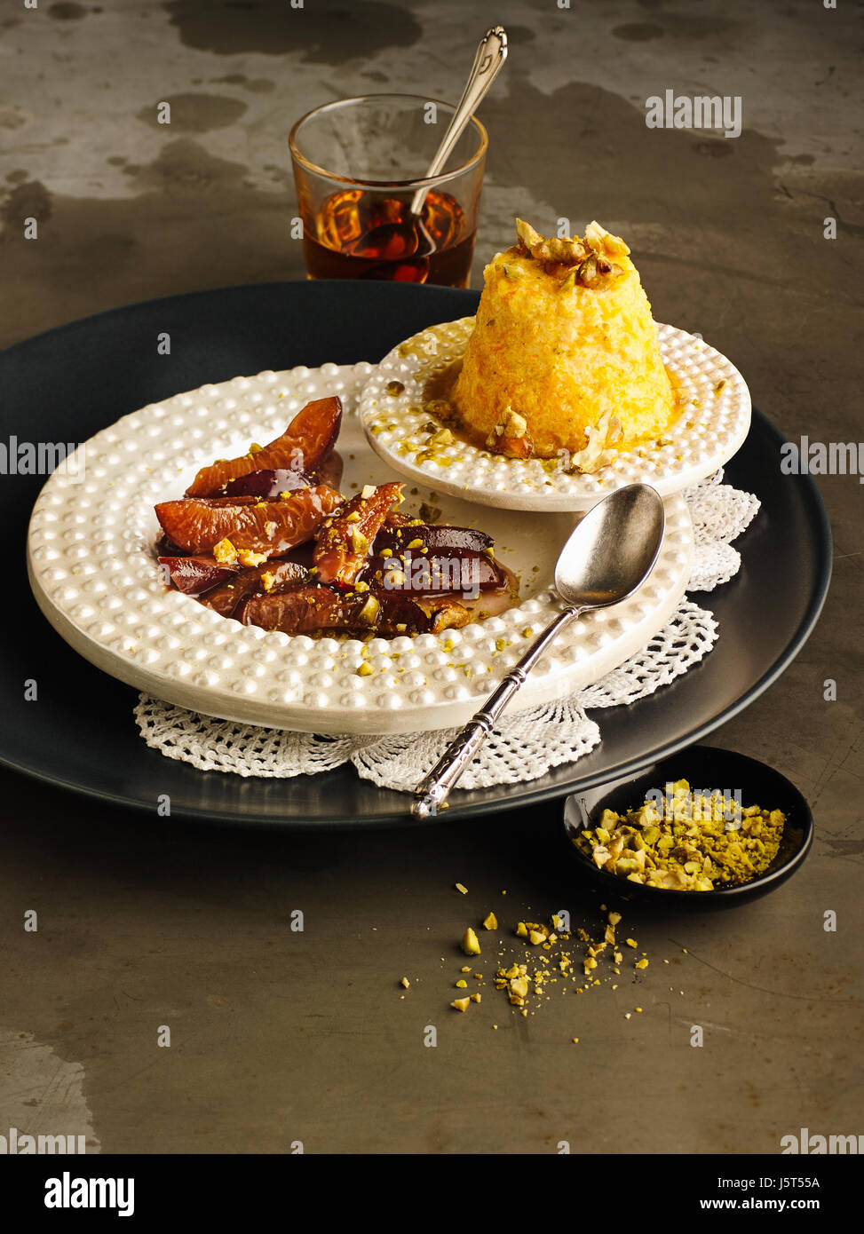 Kürbis-Parfait mit Pflaumen, karamellisierten Walnüssen und Pistazien Stockfoto