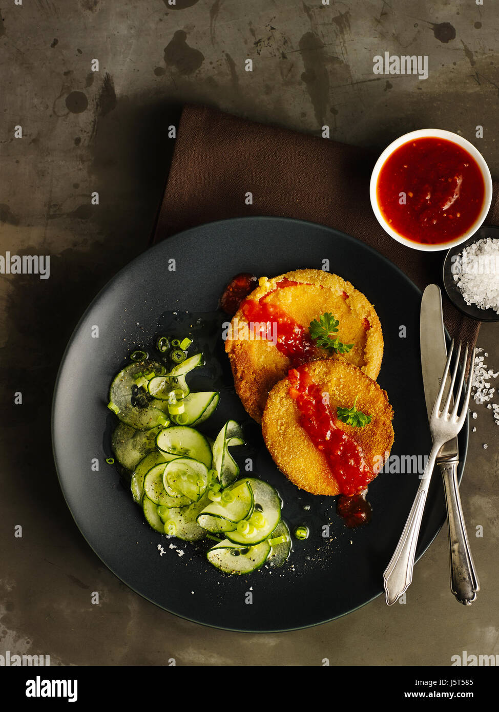 Panierte Kürbis mit Gurken Salat und Tomaten sauce Stockfoto