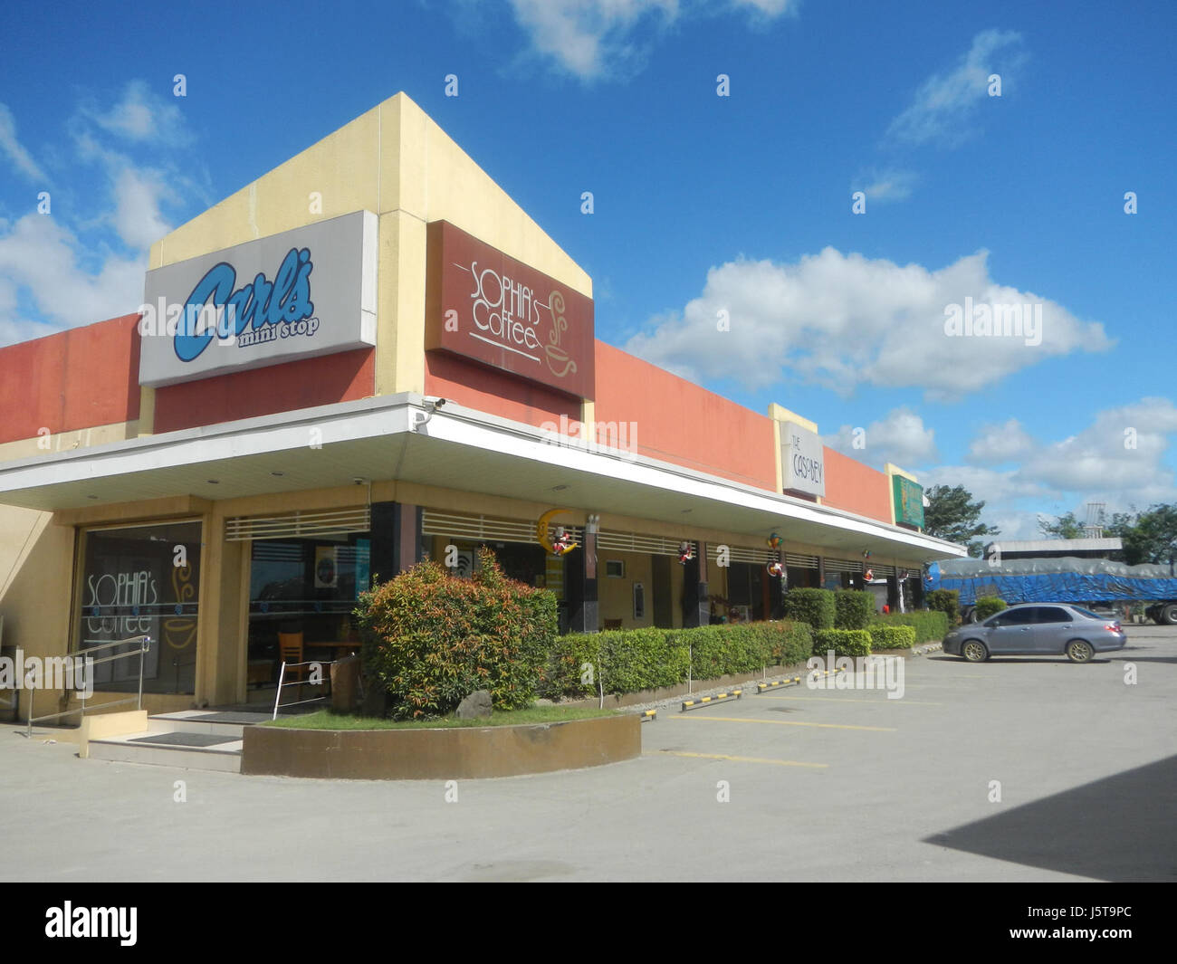 Dieses Bild zeigt wahrscheinlich einen Standort in San Rafael, Bulacan, der speziell mit einer Shell-Tankstelle oder einem Industriestandort in Verbindung steht und die Infrastruktur und lokale Wirtschaft der Region auf den Philippinen widerspiegelt. Stockfoto