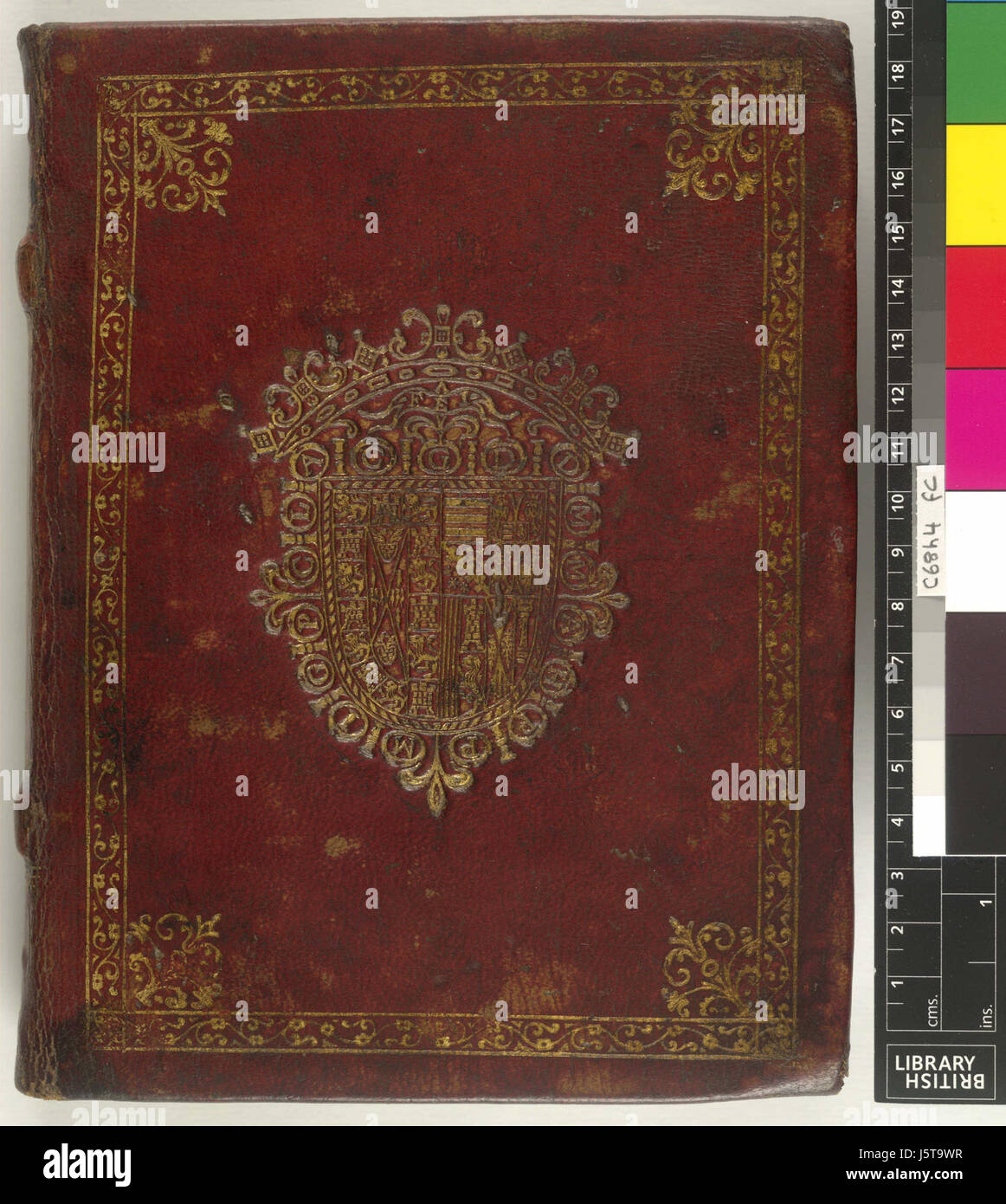 Dieser Titel bezieht sich auf den ersten Abschnitt und den oberen Umschlag eines Buches oder Manuskripts von F. M. G. mit dem Titel „de partibus Aedium“, der sich auf architektonische Teile konzentriert. Das Werk ist in zwei Teile unterteilt. Stockfoto