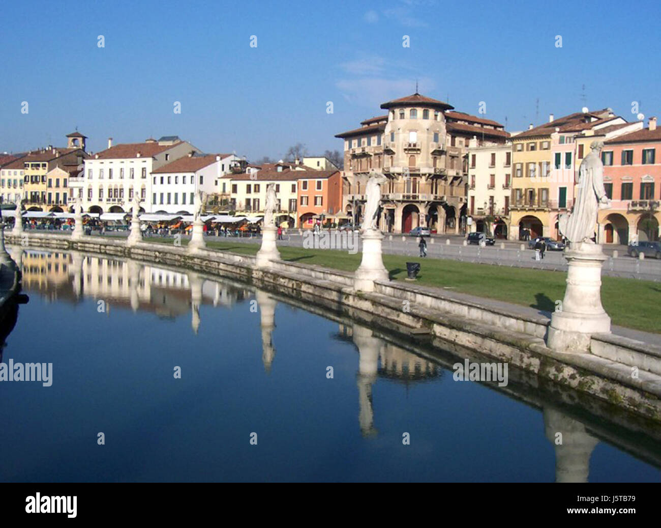 Prato della Valle in Padua, Italien, ist einer der größten Plätze Europas, berühmt für seine kreisförmige Grundrisse und seine wunderschöne Architektur. Der Platz ist ein historisches Wahrzeichen mit kultureller Bedeutung und ein beliebtes Reiseziel für Touristen. Stockfoto