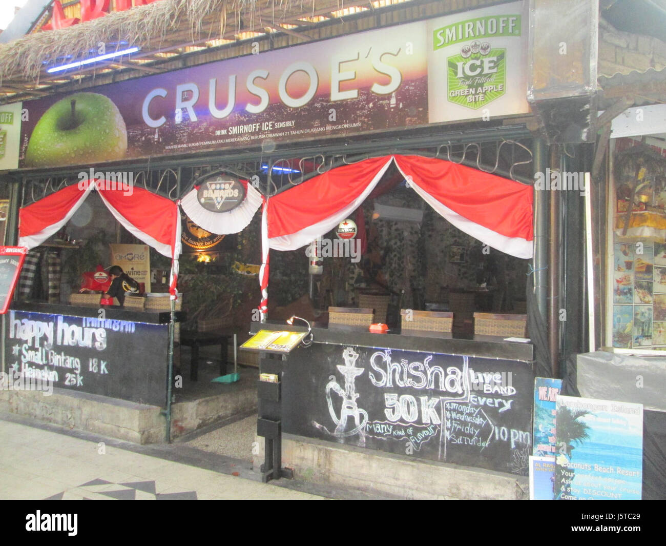Crusoes Nightclub in Kuta, Bali, ist bekannt für sein pulsierendes Nachtleben und Unterhaltung, der Touristen und Einheimische gleichermaßen mit seiner lebhaften Atmosphäre und Musik anzieht. Stockfoto