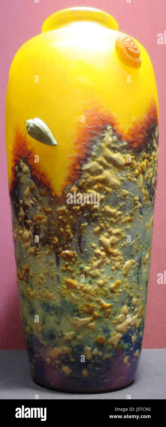 Die „Geologia Vase“, die 1905 von Daum Glassworks geschaffen wurde, ist ein schönes Beispiel für Glaskunst des frühen 20. Jahrhunderts. Dieses Stück, das im Dayton Art Institute untergebracht ist, ist für seine innovative Verwendung von Farbe und Form bekannt. Stockfoto
