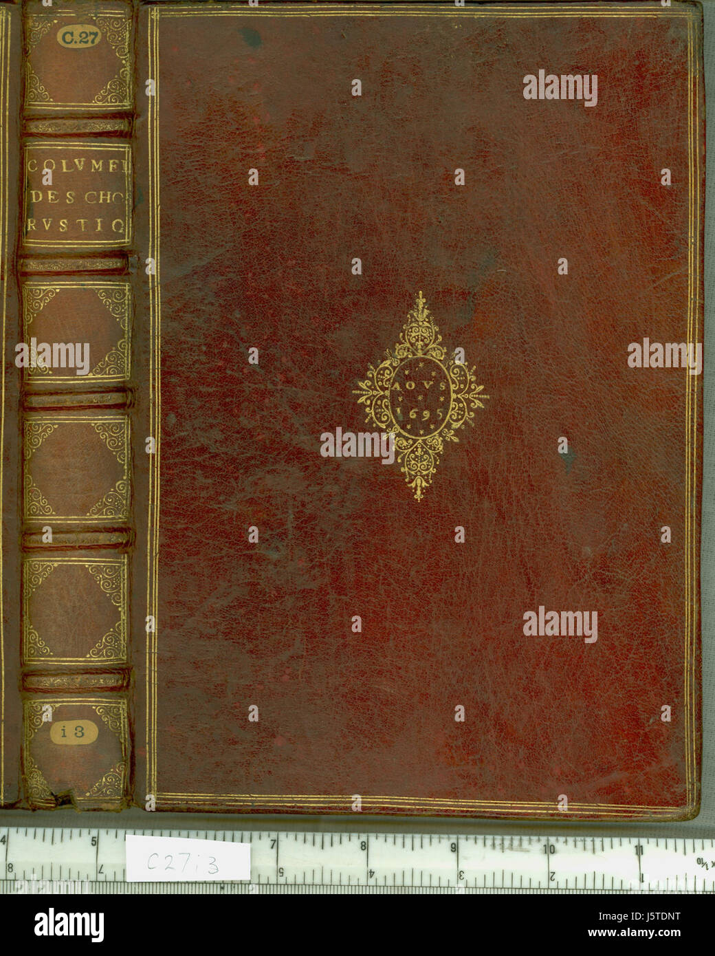 Die französische Übersetzung von Columellas „de Re Rustica“, einem klassischen römischen Text über die Landwirtschaft, gibt Einblicke in alte landwirtschaftliche Praktiken. Diese Ausgabe, übersetzt von Claude Cotereau, enthält Details über das ursprüngliche Cover und den Rücken. Stockfoto