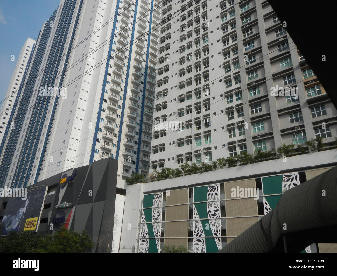 Light Mall Residences ist ein moderner Wohnkomplex in Mandaluyong City, Teil des SMDC-Gebäudes. Das Gebäude betont das städtische Wohnen mit der Nähe zu wichtigen Bereichen wie EDSA und Boni und bietet bequemen Zugang zu den öffentlichen Verkehrsmitteln. Stockfoto