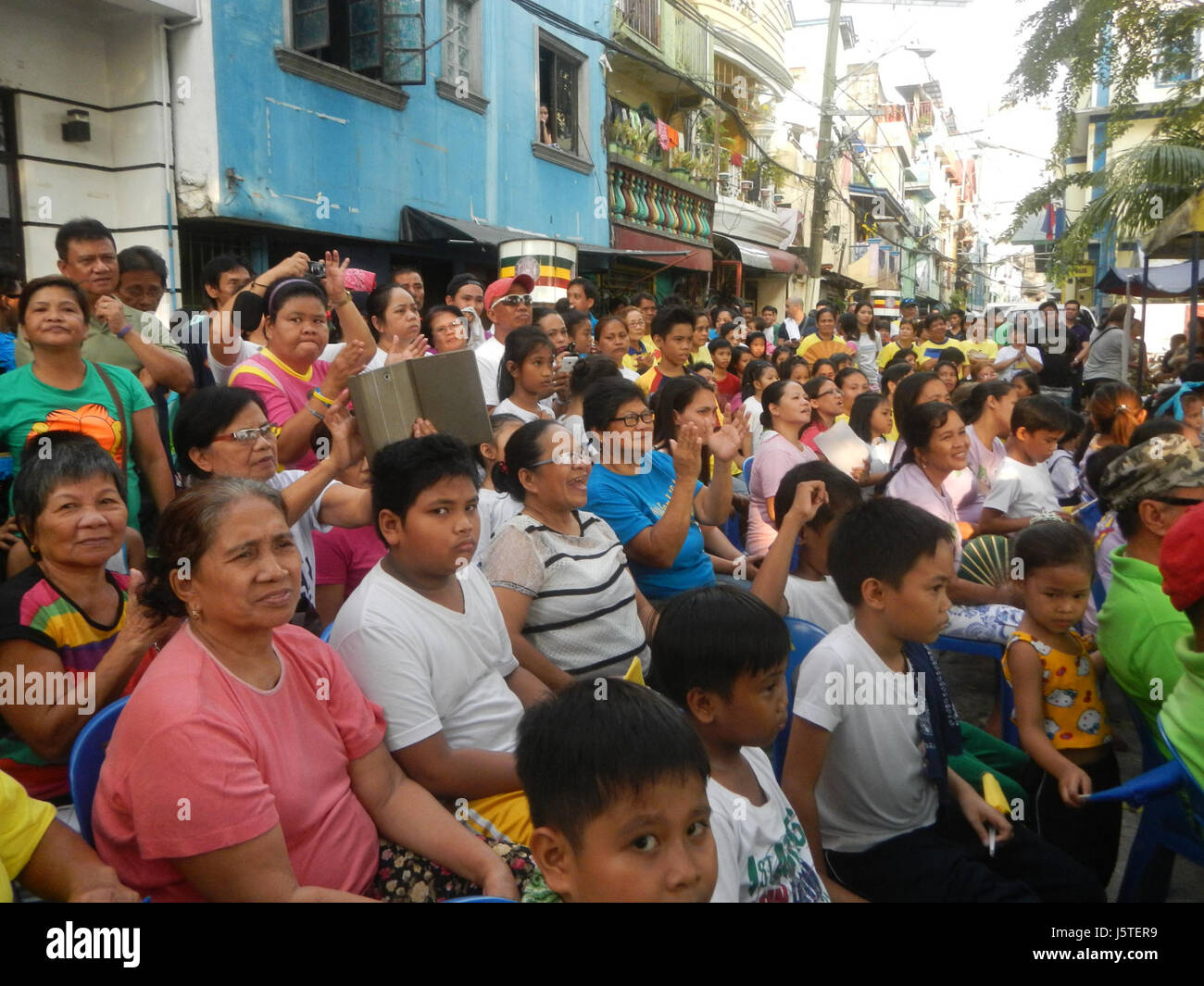 Dieser Eintrag bezieht sich auf verschiedene Gebiete in Mandaluyong City, Philippinen, darunter die Baranggays Pistang Daluyong, Buayang Bato und der Pasig River, die zur Stadtentwicklung beitragen. Stockfoto
