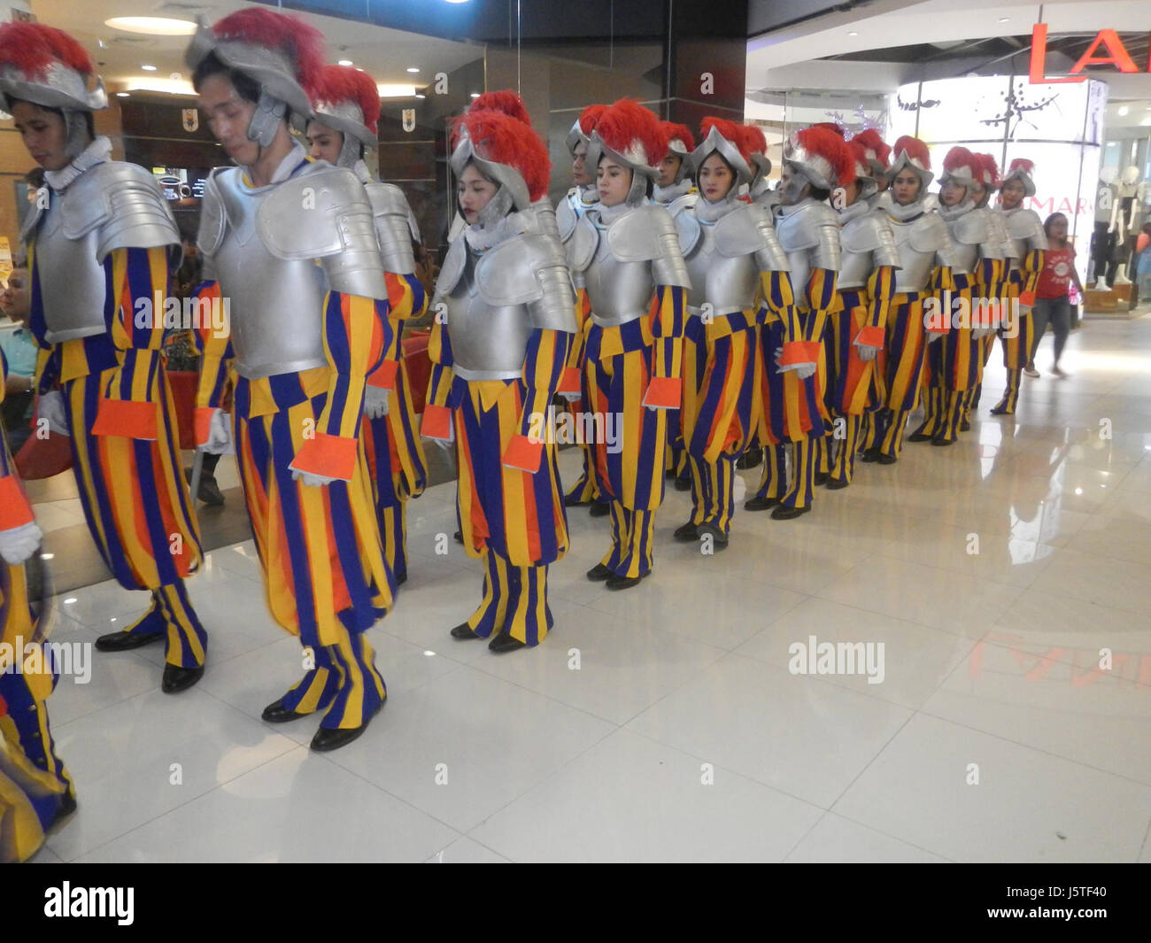 Sbarro ist eine amerikanische Pizzakette, die sich auf die Philippinen ausgeweitet hat und in ihren lokalen Verkaufsstellen eine Vielzahl von Pizza, Pasta und anderen italienisch-amerikanischen Speisen anbietet. Stockfoto