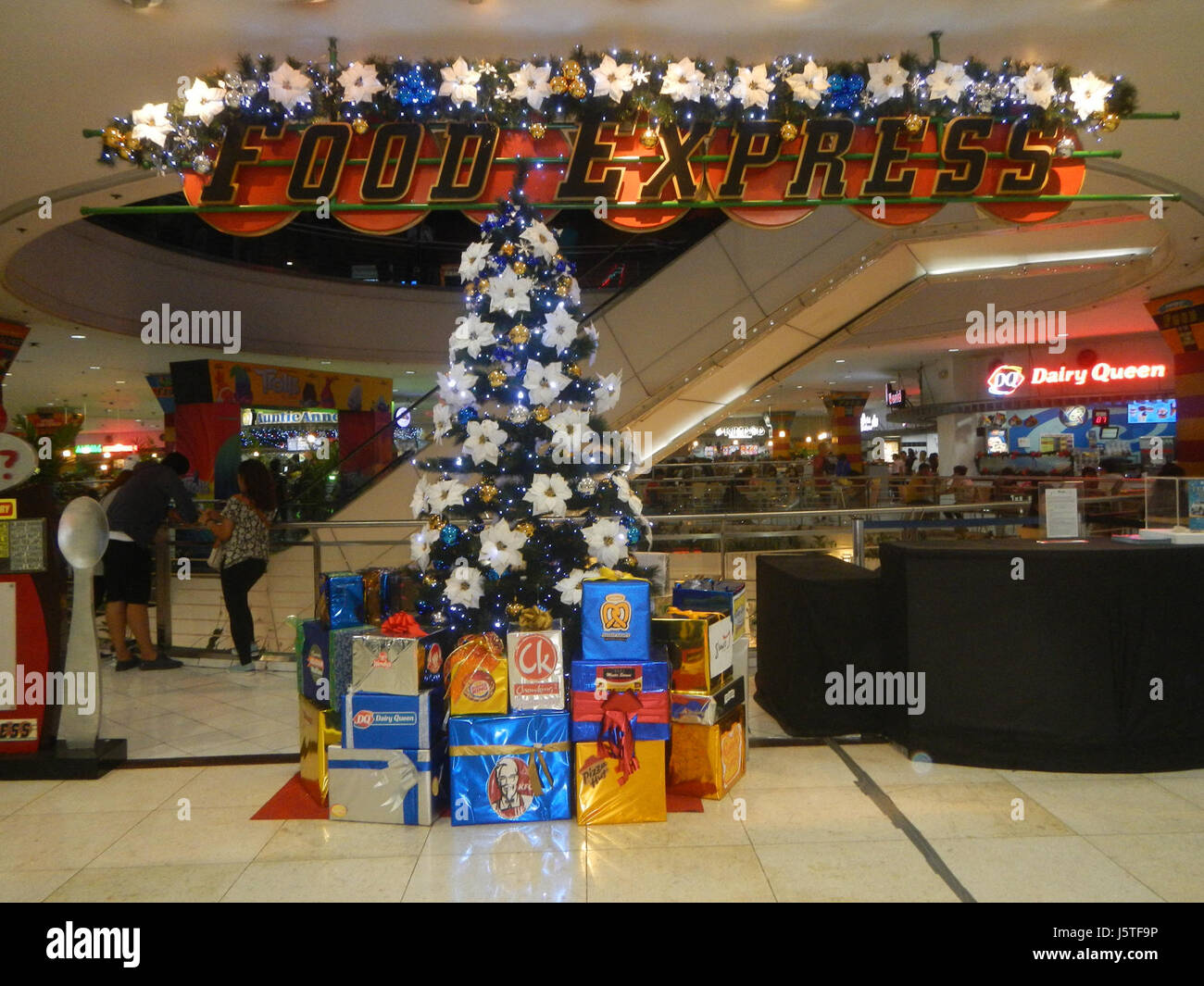 Ein Foto der Gateway Araneta Center Mall in Cubao, Quezon City, Philippinen, zeigt das architektonische Design und das kommerzielle Angebot. Stockfoto
