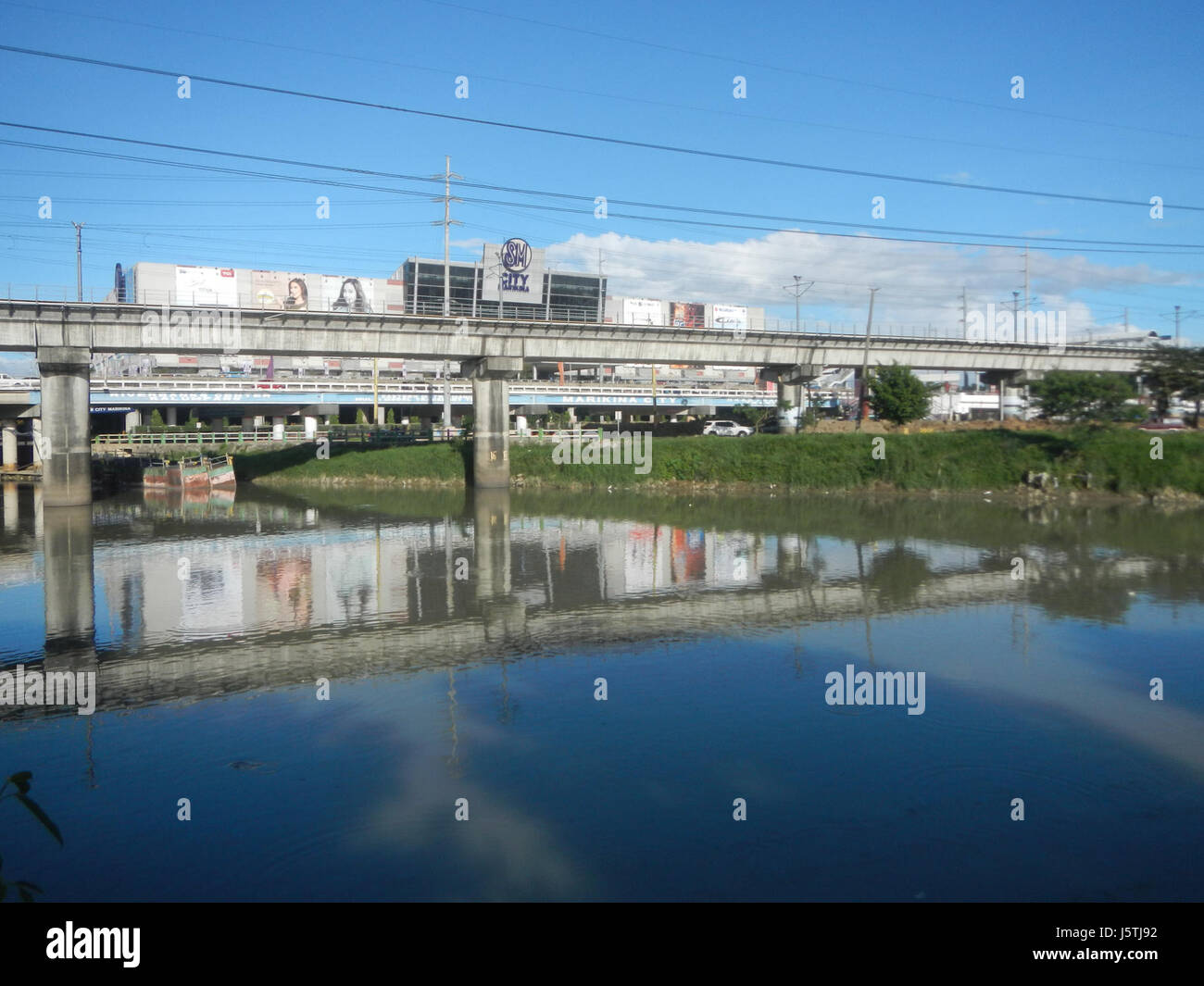 0344 Barangay Industrial Tal komplexe LRT Linie 8 Marcos Brücke Marikina Fluss Stockfoto