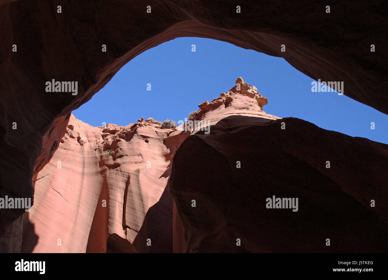 Dieses Foto, aufgenommen am 14. Oktober 2011, zeigt einen Seitenschlucht vor dem Poison Springs Canyon und zeigt das raue Gelände und die natürliche Schönheit der Gegend. Das Bild hebt geologische Merkmale und Wüstenlandschaften hervor. Stockfoto