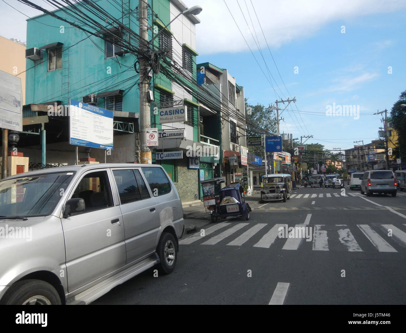 Dieses Bild zeigt eine Grundschule in Barangay Poblacion, Mandaluyong City, Philippinen. Die Schule ist eine Bildungseinrichtung, die der lokalen Gemeinde dient und Kindern in der Region Grundschulbildung bietet. Stockfoto
