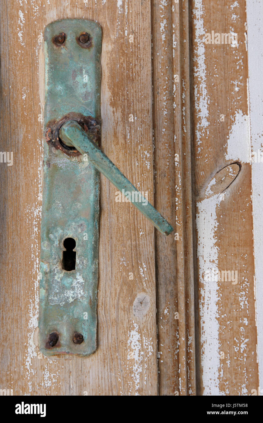 Holz braun bräunlich Brünette Afrika Namibia Tür Eisen Schraube Metall rostig Rost Stockfoto