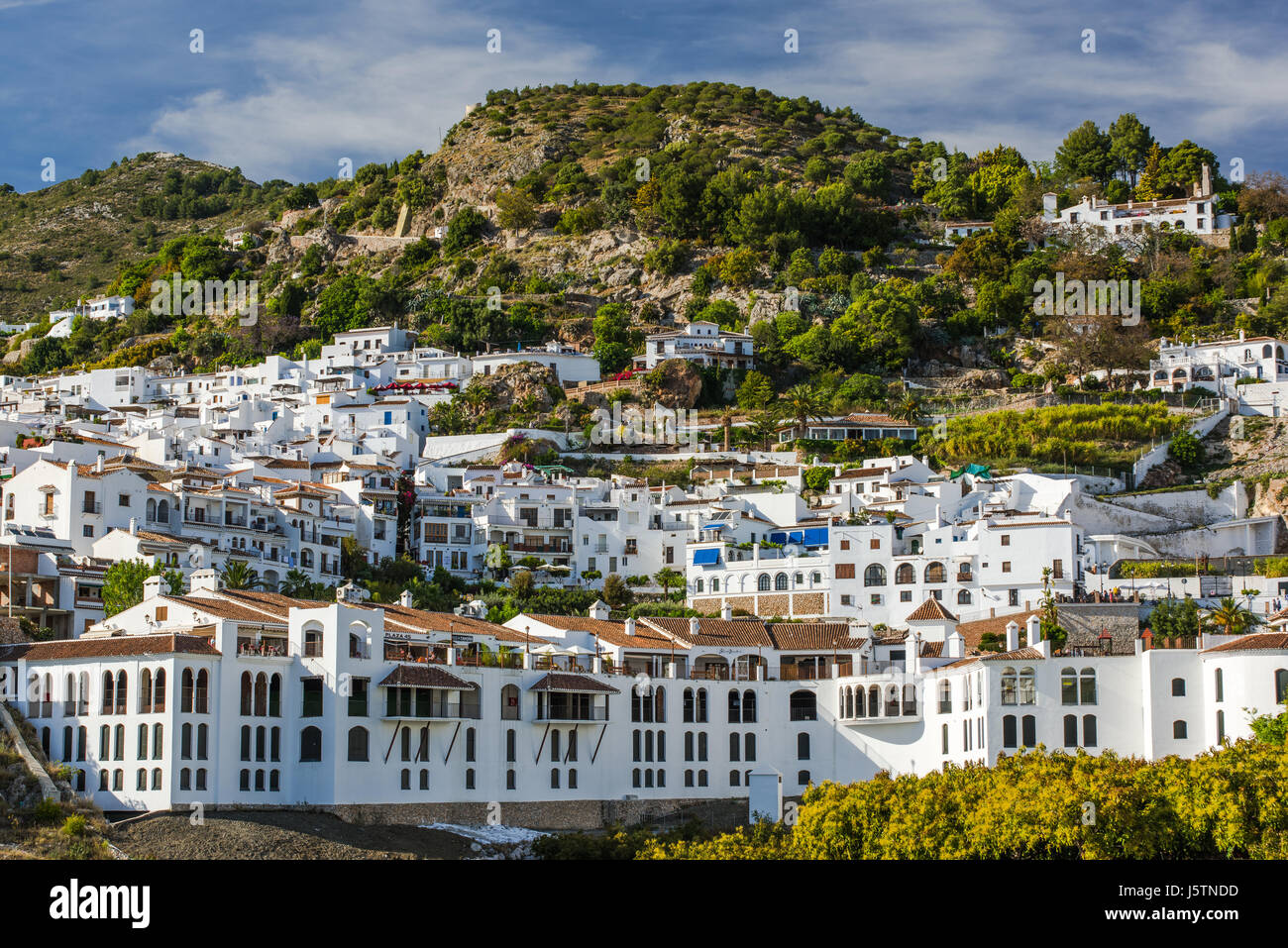 Blick über Frigiliana weiße Dorf am Hügel. Provinz Malaga, Andalusien, Spanien. Stockfoto