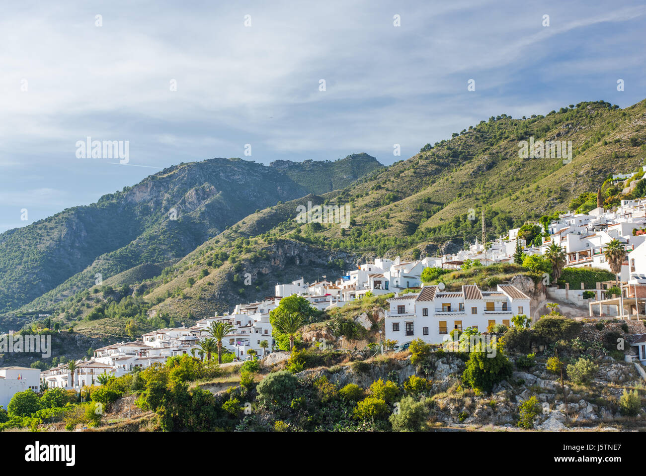 Blick über Frigiliana weiße Dorf am Hügel. Provinz Malaga, Andalusien, Spanien. Stockfoto