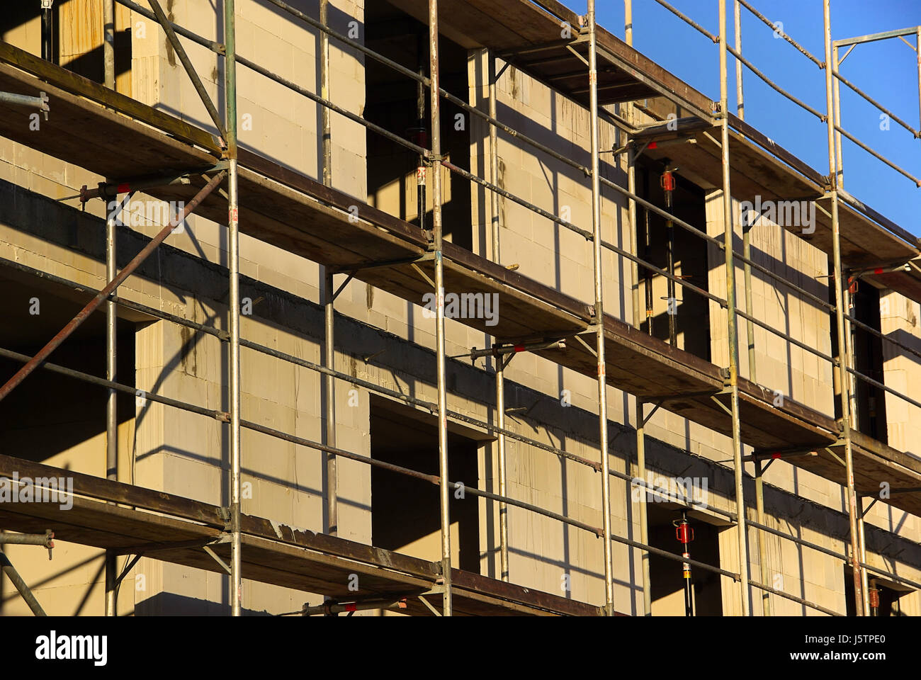 Hausbau bauen Stahlgerüst Baugerüst Hauswand Gebäudetechnik Stockfoto