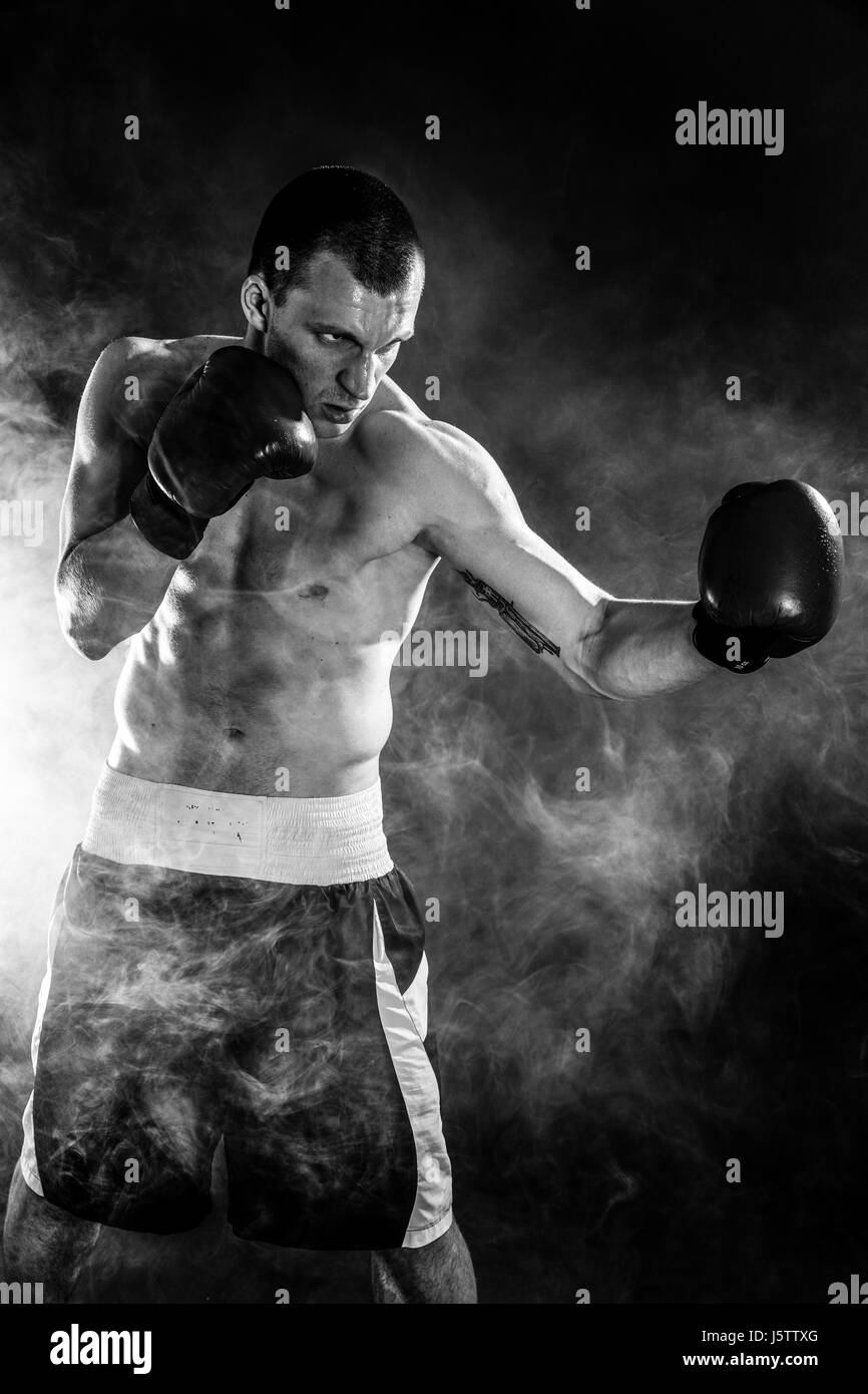 Glücklich gewinnen Mixed Martial Arts Kämpfer Stanzen in Rauch Stockfoto