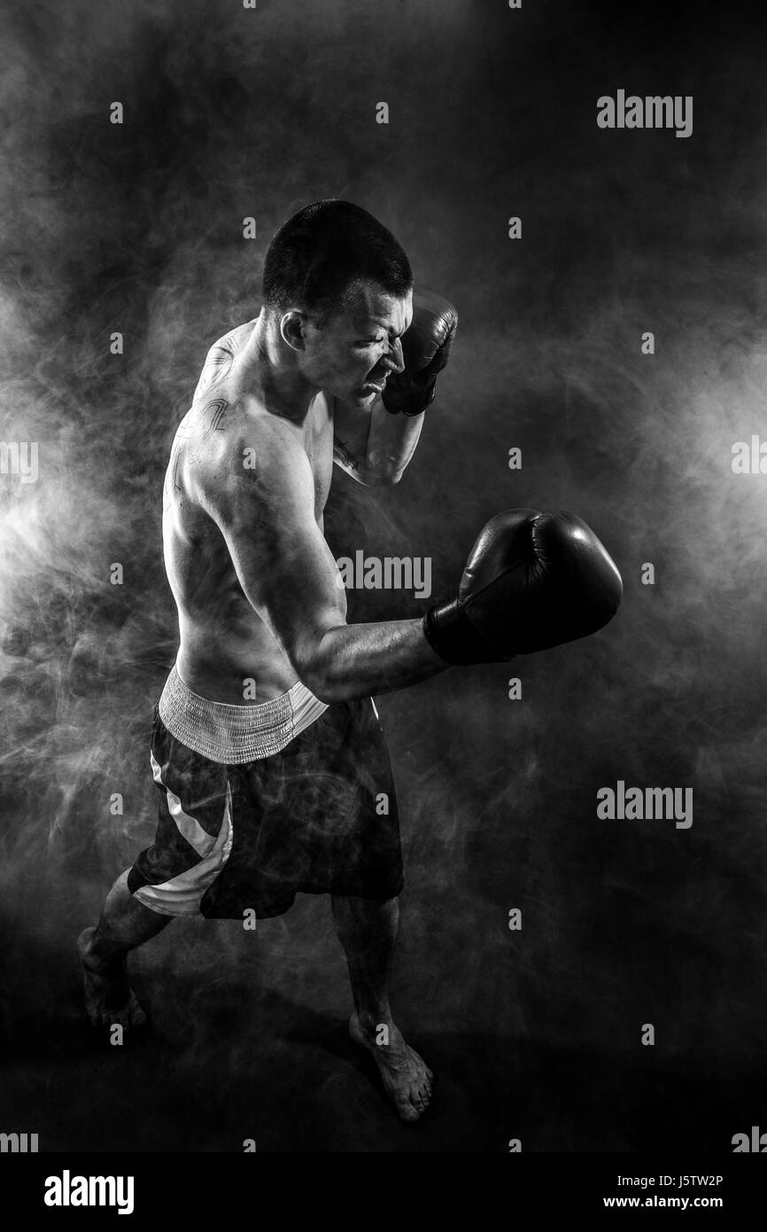 Glücklich gewinnen Mixed Martial Arts Kämpfer Stanzen in Rauch Stockfoto