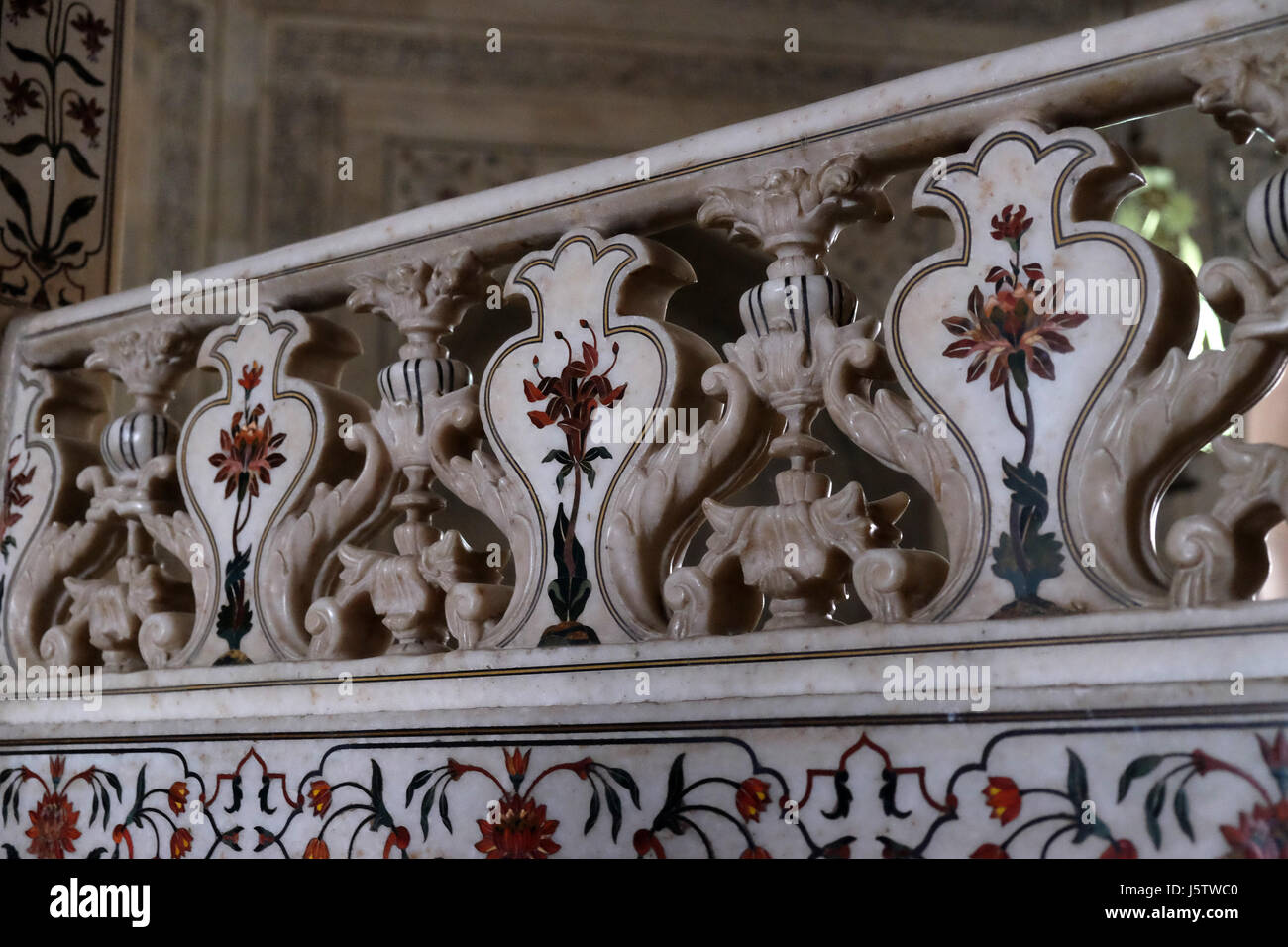 Mughal Steinkunst an der Fassade des Taj Mahal (Krone der Paläste), ein Elfenbein-weißen Marmor-Mausoleum in Agra Stockfoto