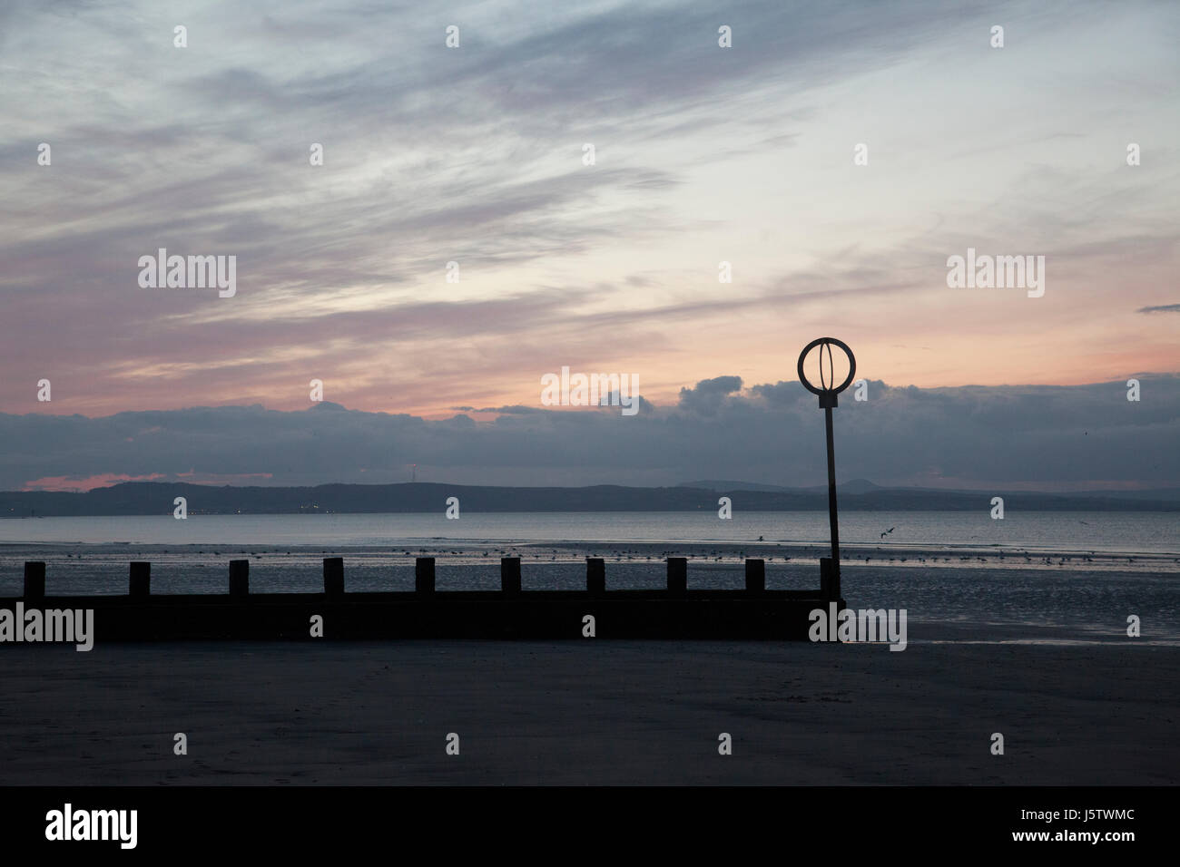 Sonnenuntergang über der alten Mole am Portobello Beach in Edinburgh, die Hauptstadt von Schottland, UK. Stockfoto