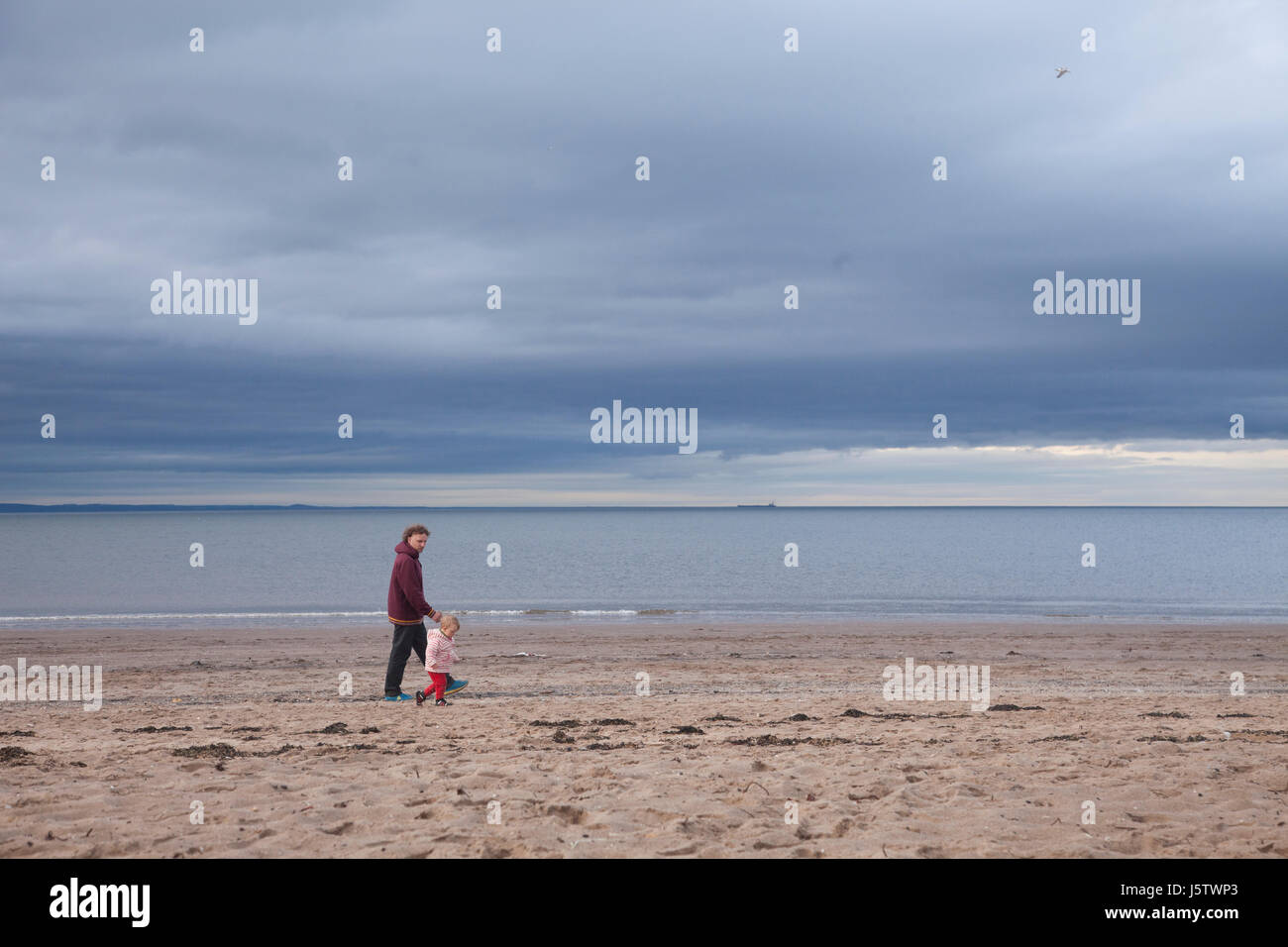 Trübe bewölkten Sonnenuntergang über der alten Mole von Portobello Beach in Edinburgh, die Hauptstadt von Schottland, Großbritannien. Wetter: bedeckt 15. Mai 2017 dunkle blaue Wolke Stockfoto