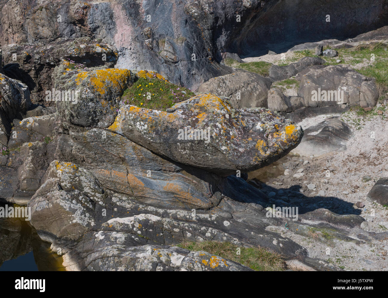 Schuh oder Pantoffel geformte Felsen in der Nähe von Calgary Punkt auf der Insel Coll Stockfoto