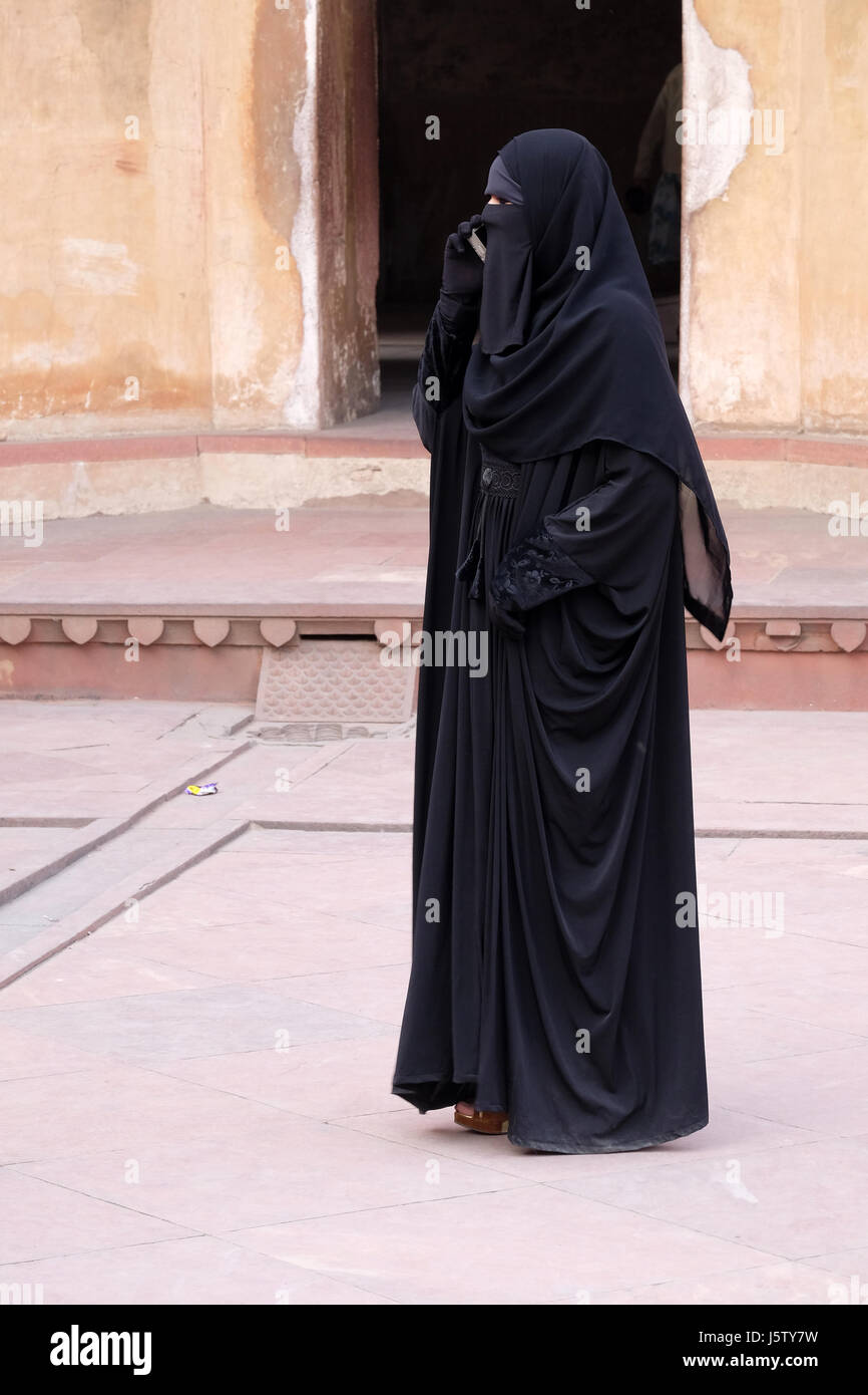 Muslimische Frau sprechen auf einem Handy im Roten Fort in Agra. Uttar Pradesh, Indien am 14. Februar 2016. Stockfoto