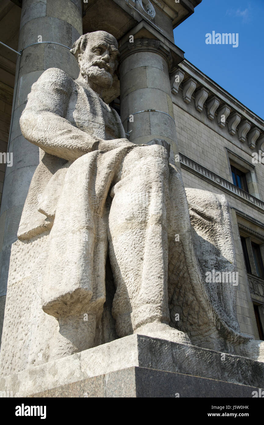 Statue des Philosophen im Palast der Kultur und Wissenschaft (Palac Kultury ich Nauki PKiN) in Warschau, Polen. Entworfen von sowjetischer Architekt Lev Rudnev und Bui Stockfoto