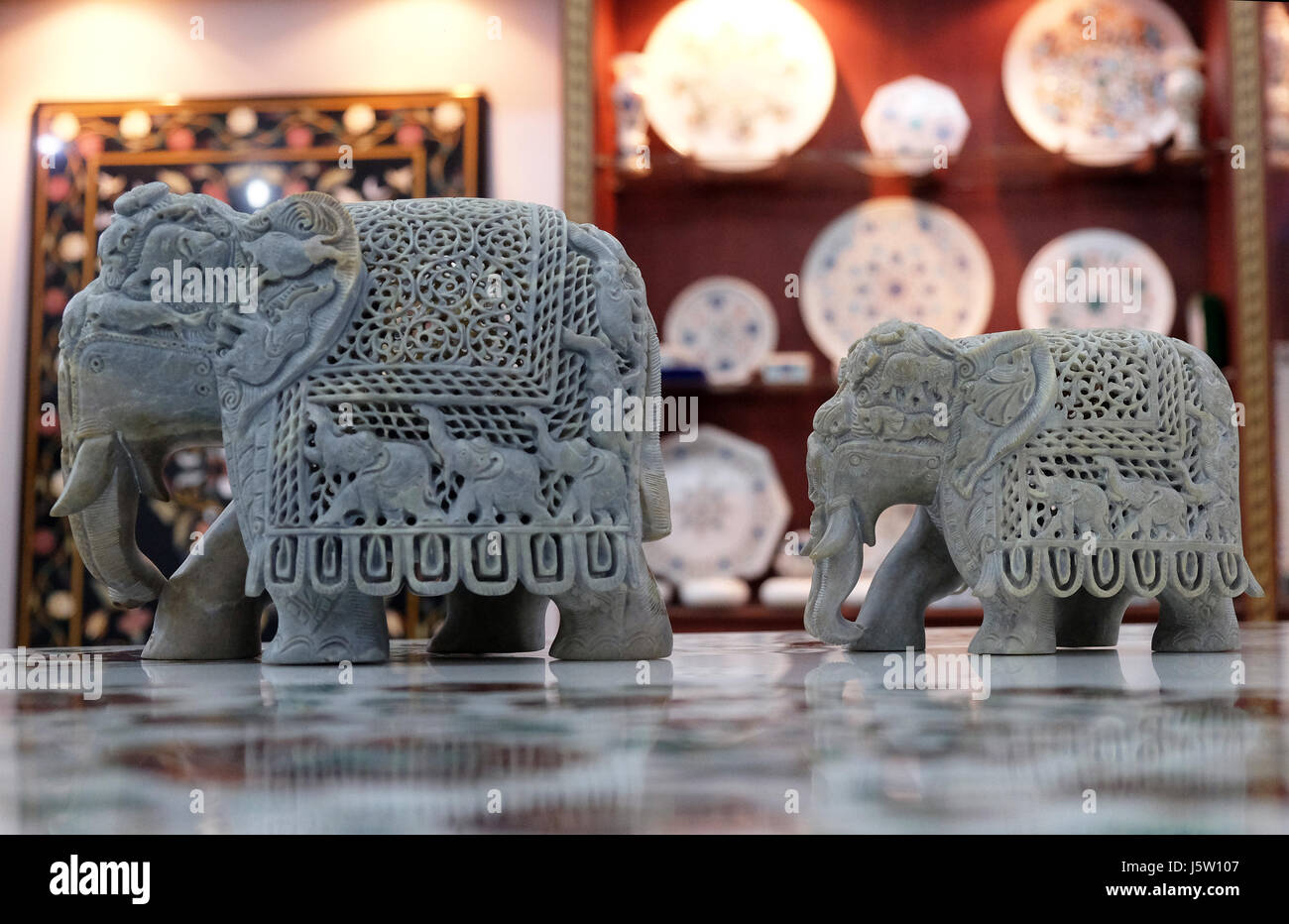 Handgearbeitete indische Elefant im Souvenir-Shop in Agra, Uttar Pradesh, Indien am 14. Februar 2016 anzeigen Stockfoto