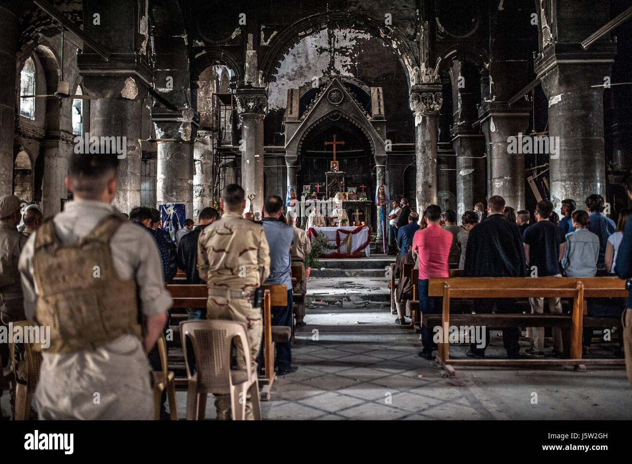 Ein Gottesdienst findet in der Kirche der Unbefleckten Empfängnis in die christliche irakische Stadt Qaraqosh wurde von ISIS durchwühlt und befreit von der Terrorgruppe in 2016. Stockfoto