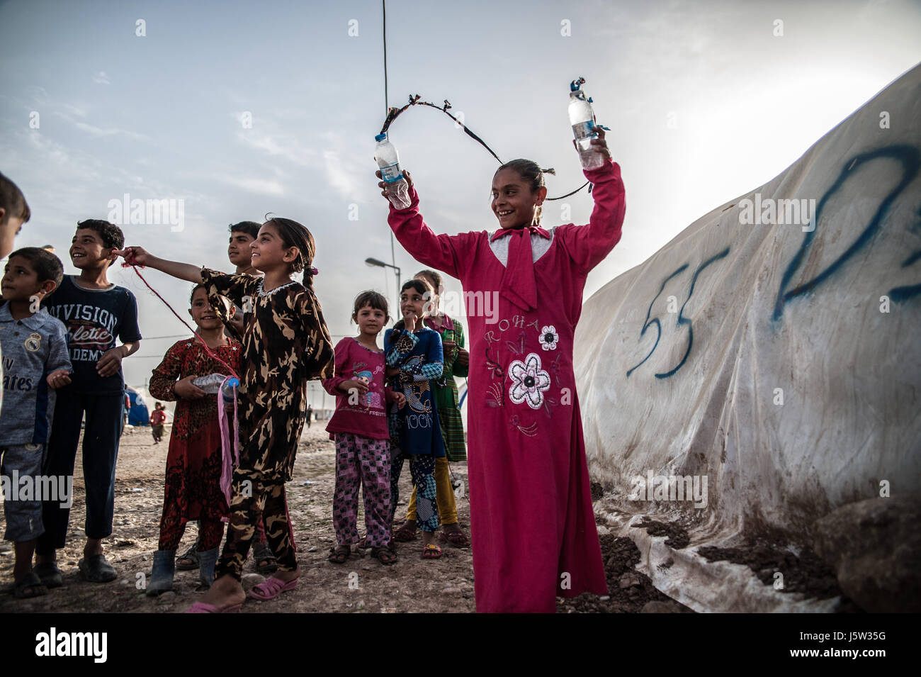 Kinder spielen im Hammam Al Alil Flüchtlingslager, Irak Stockfoto